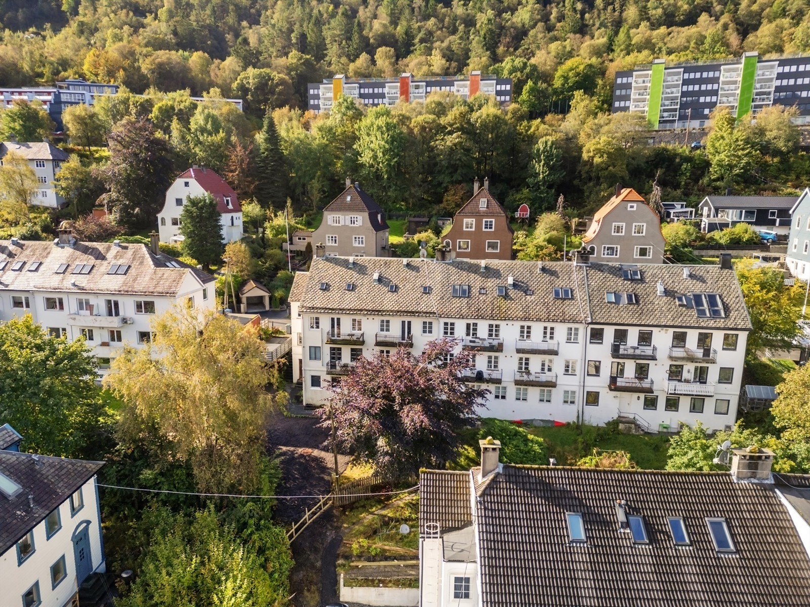 Meget gode bussforbindelser rett nedenfor boligen i Michael Krohns gate eller i Solheimslien og nærmeste bybanestopp er på Danmarksplass.
Gangavstand til sentrum er 20 minutter. Galleribilde