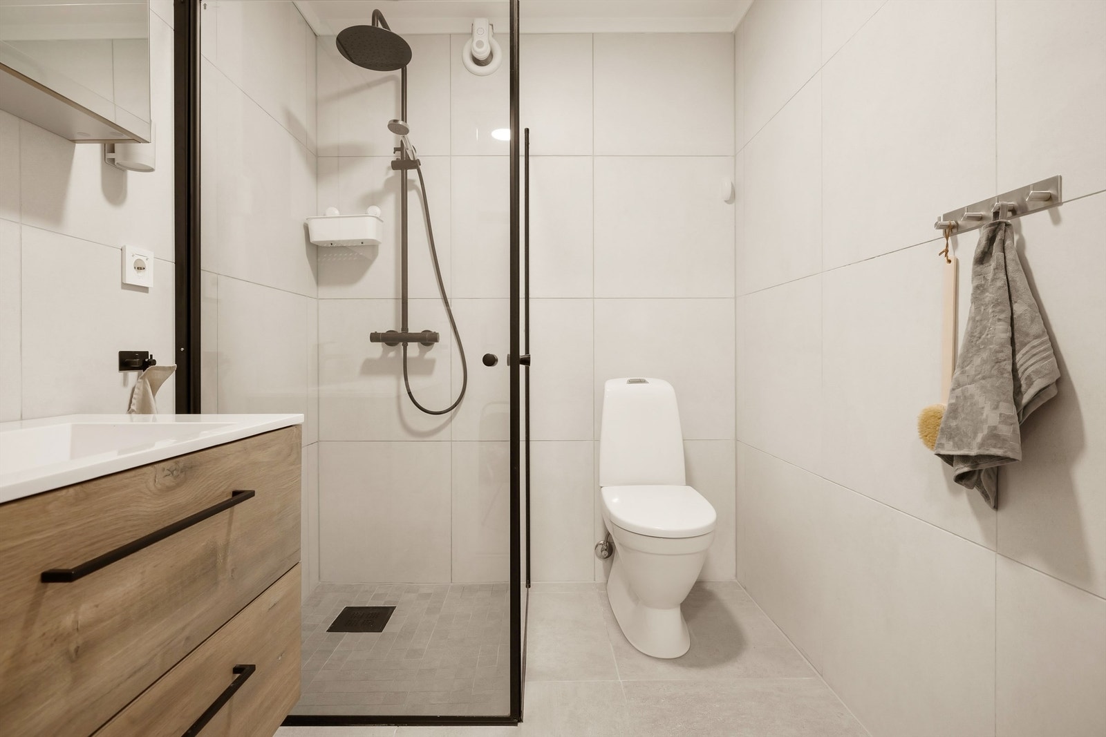 Lekkert helfliset bad/wc fra 2020 med moderne uttrykk. Varmekabler i gulv. Galleribilde