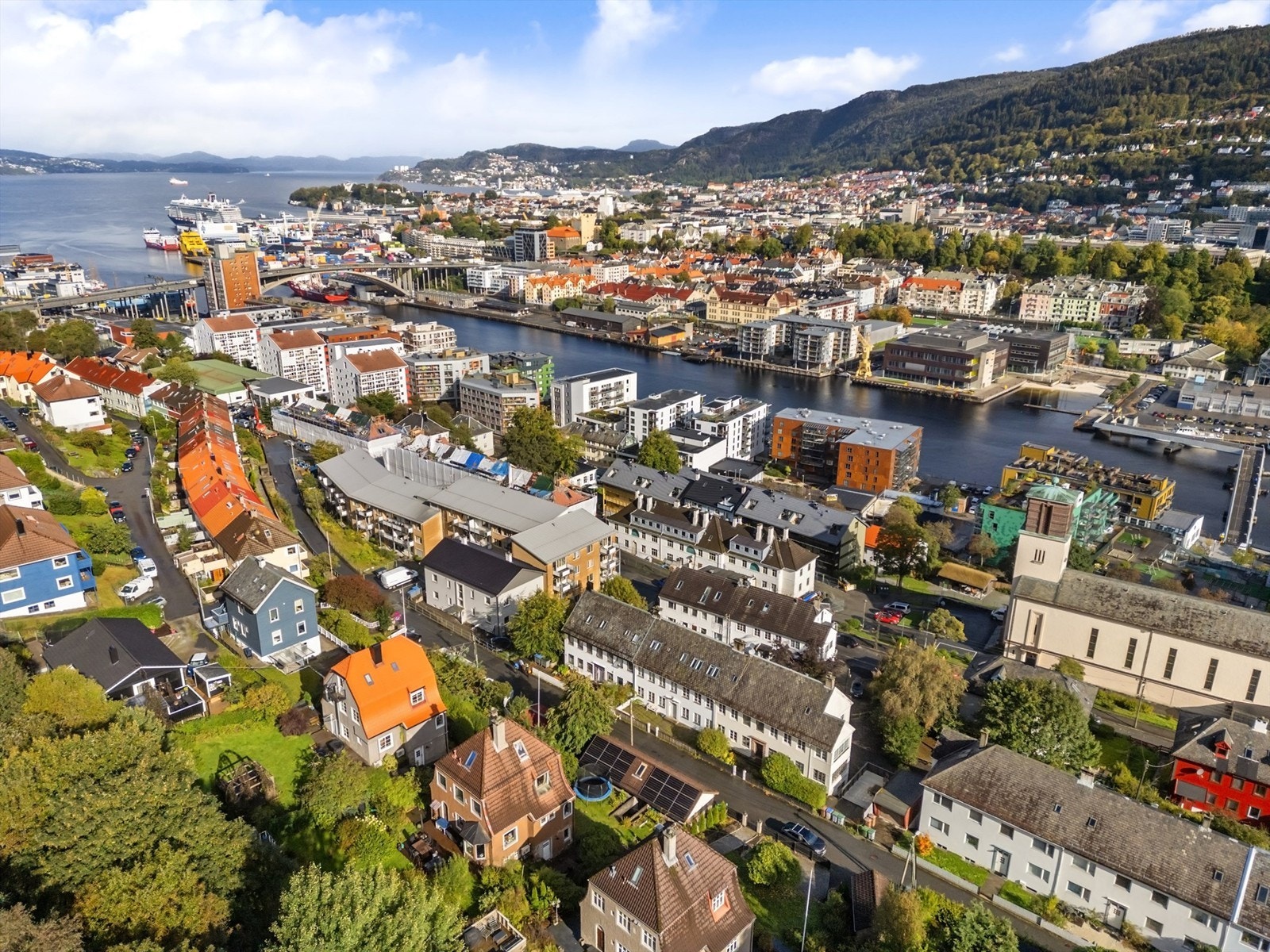 Rett bak leiligheten ligger Løvstien som er en sammenhengende turvei fra Kråkenes til Melkeplassen, den strekker seg halve veien rundt
Løvstakken, ett av byens 7 fjell. Galleribilde