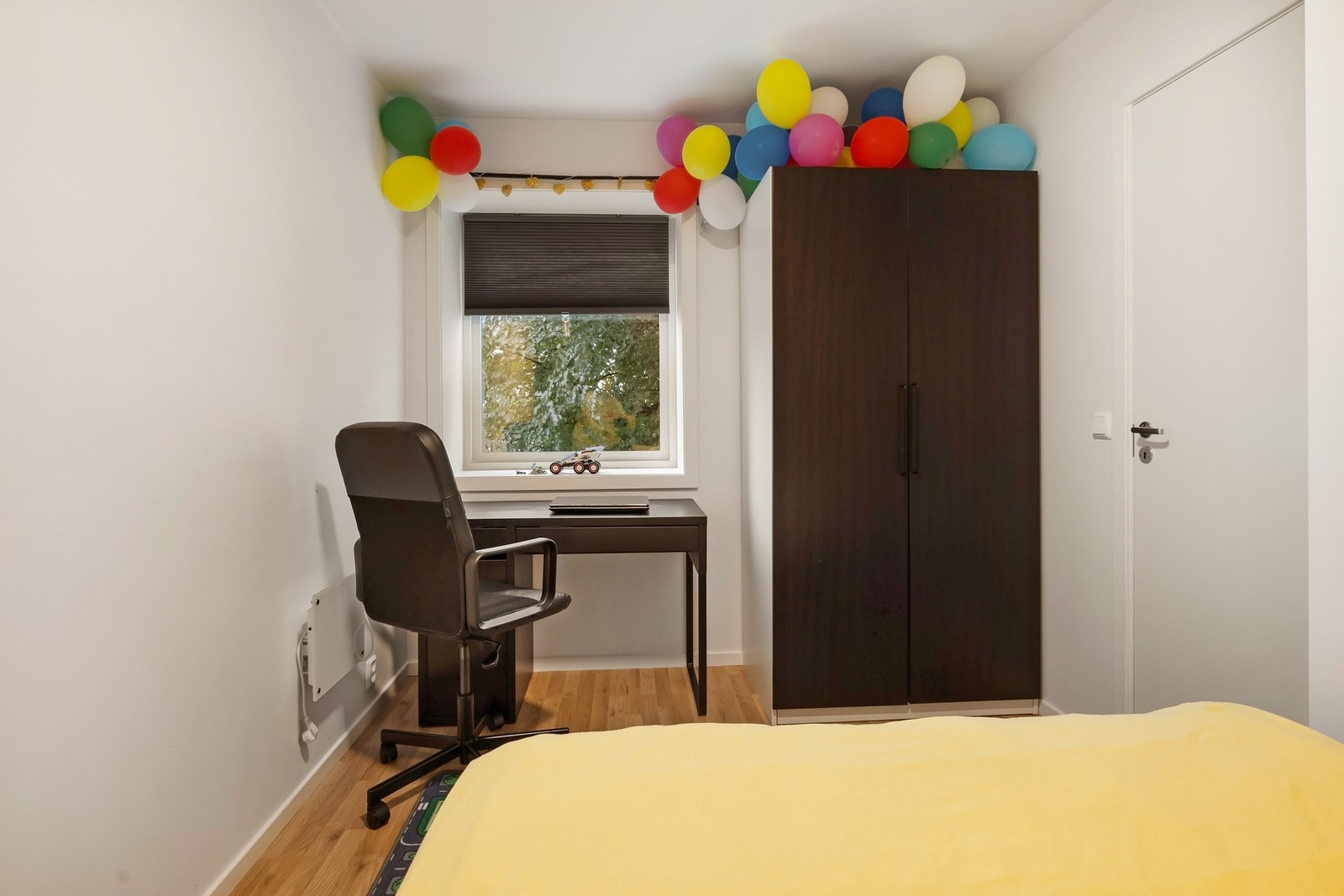 Garderobeskap og kontorløsning. Galleribilde