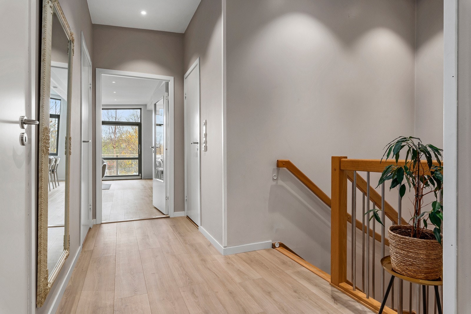 Gangen fører videre inn til stue og kjøkken. Galleribilde