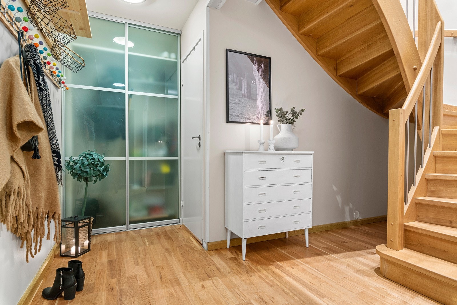 I hallen er det skyvedørsgarderobe med fronter i frostet glass. Galleribilde