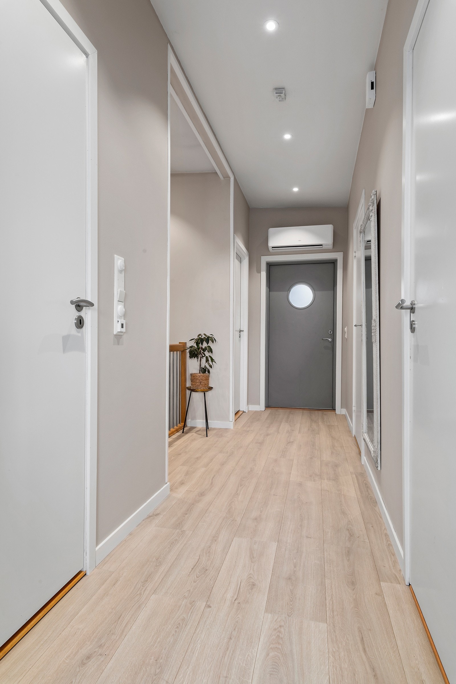 Leiligheten har inngang både i første og andre etasje. Her er vi i andre etasje hvor leiligheten har inngang fra verandaen. Gangen er nymalt og det er downlights i LED i himling. Galleribilde