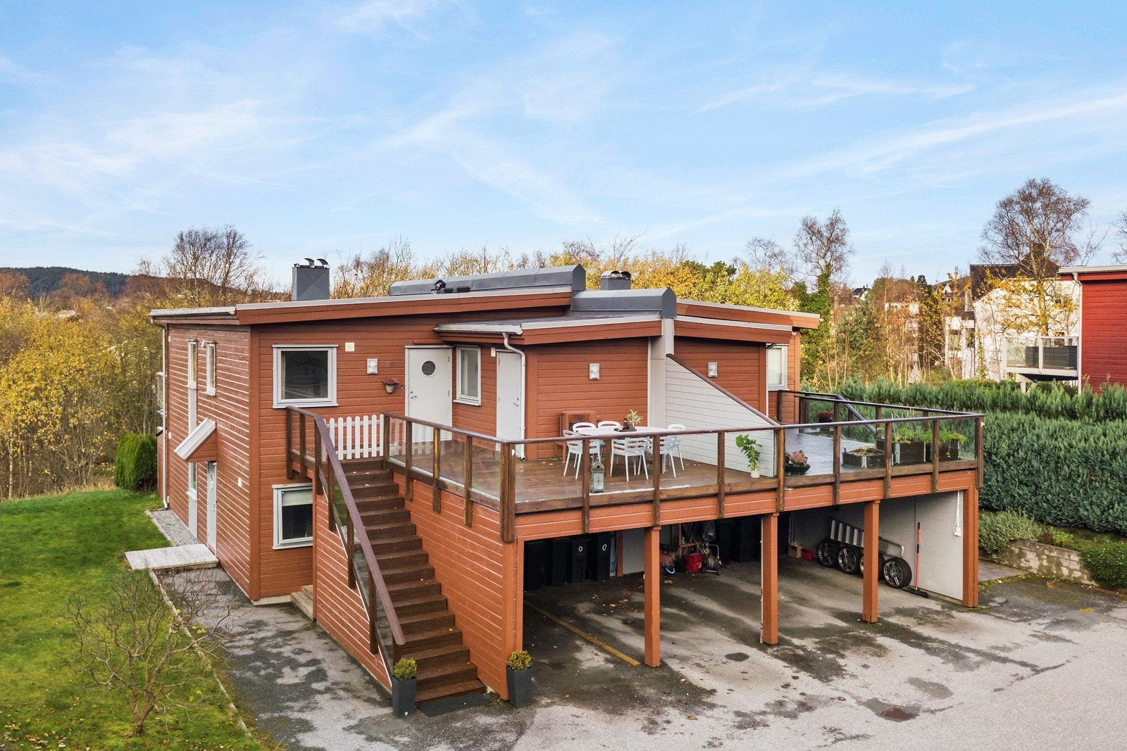 Det er store, fine utplasser med veranda både på fremsiden og på baksiden, og det er enkel parkering i carport. Carporten til venstre følger leiligheten. Galleribilde