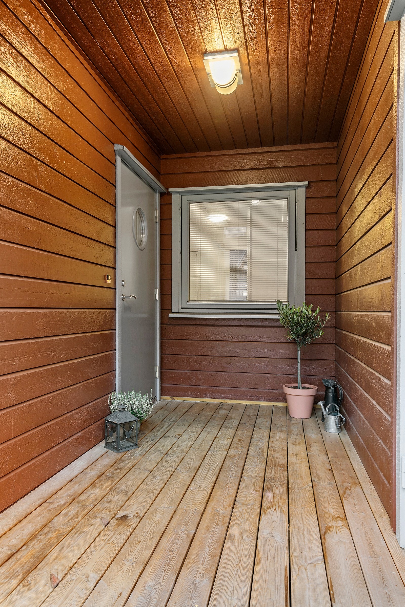 Innganspartiet er overbygget og det er lagt terrasseplatting utenfor inngangsdøren. Dette gir et ryddig og fint førsteinntrykk. Galleribilde