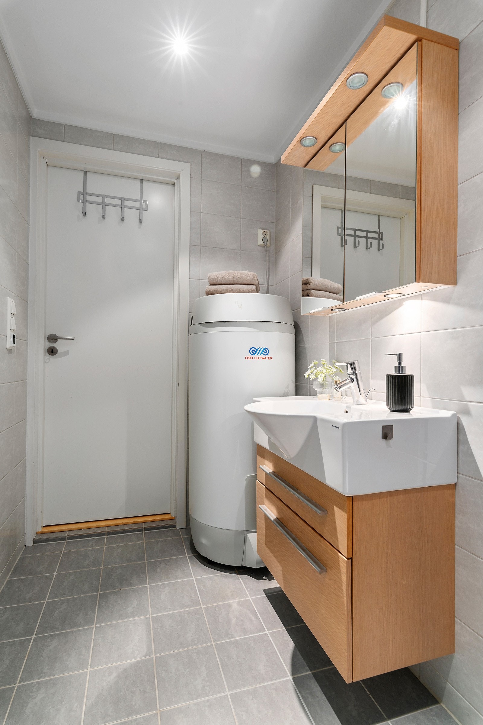 Det er samme type innredning som på det andre badet. Her er også varmtvannstanken plassert (200L). Galleribilde