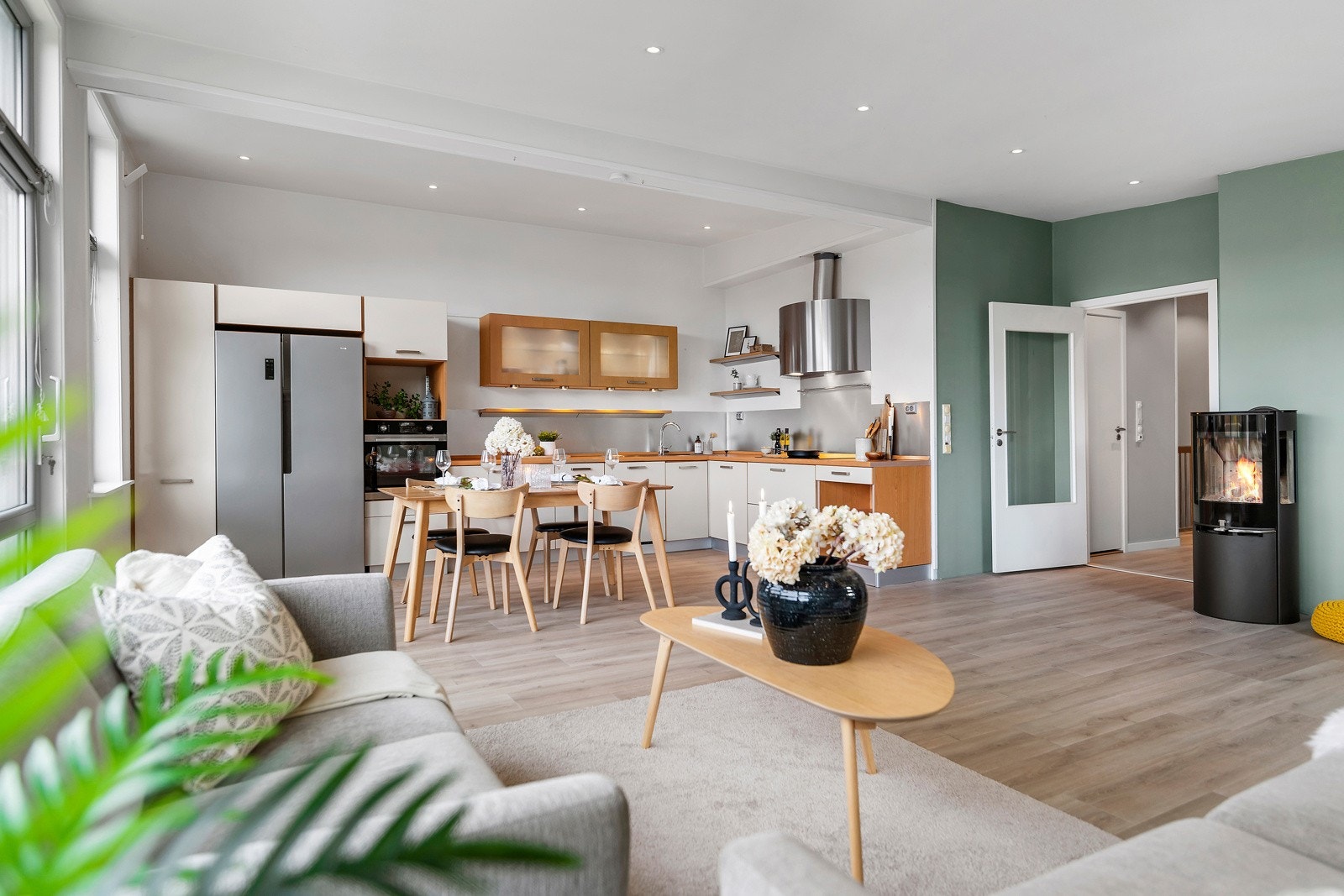 Stue og kjøkken har åpen løsning og god plass til møblering. Her er god takhøyde - noe som gir en god romfølelse. Galleribilde