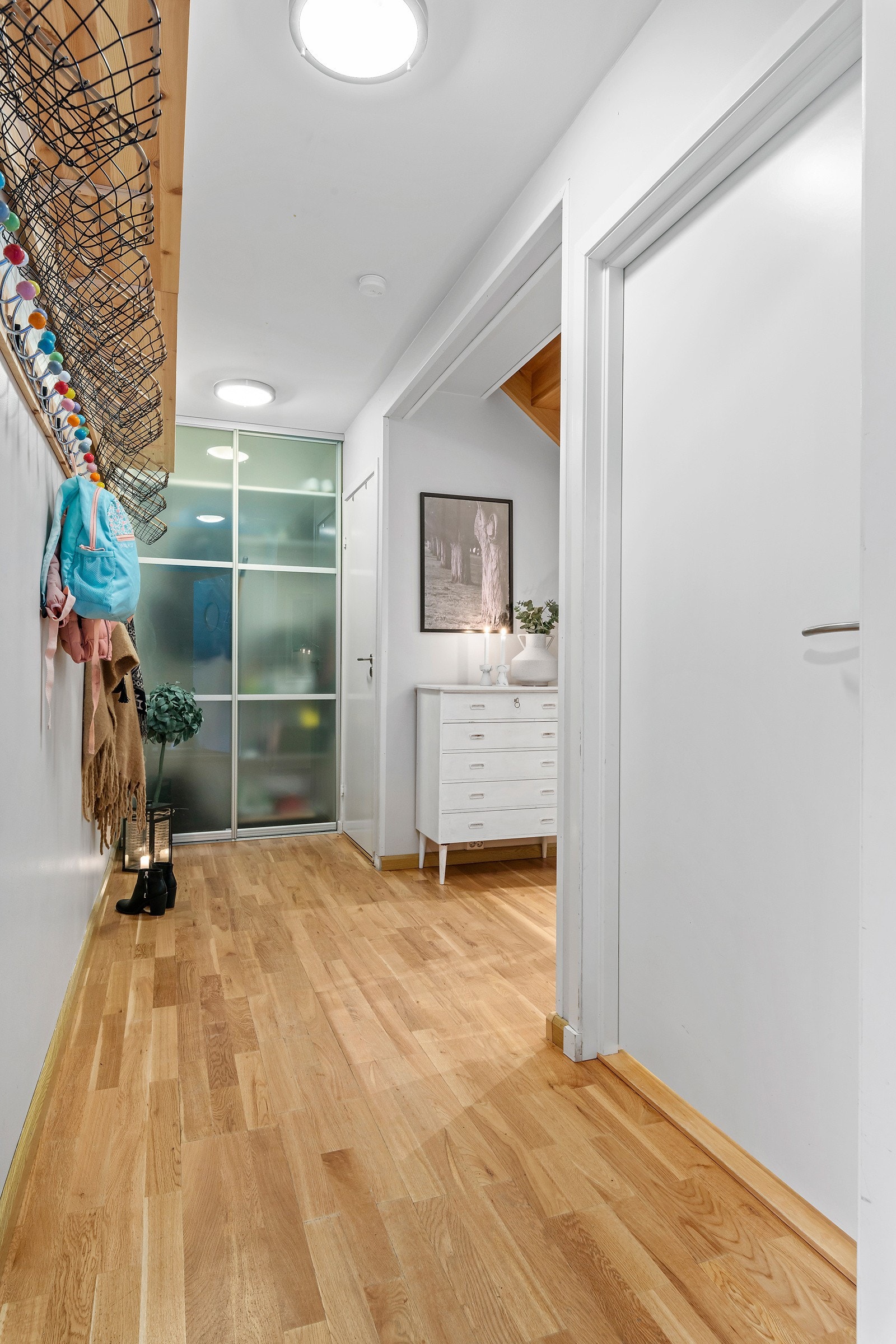 I første etasj er det gang, et soverom og et bad. Galleribilde