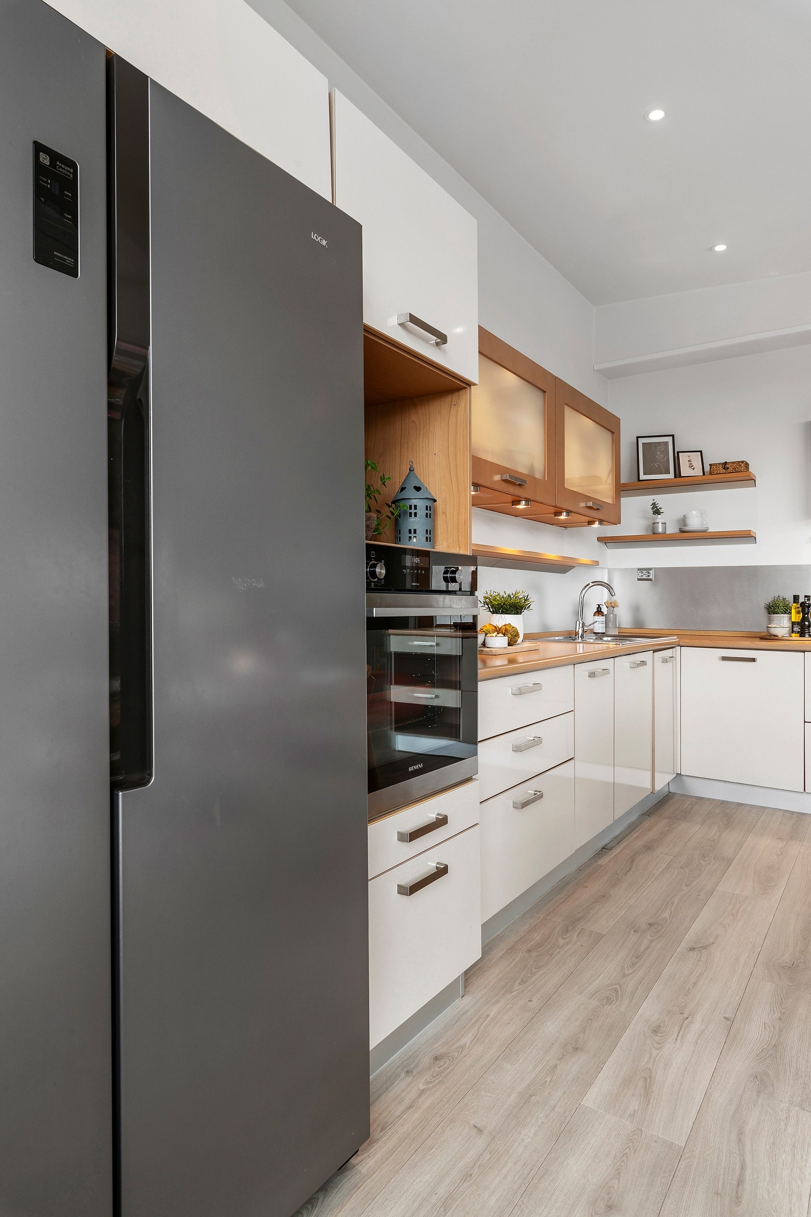 Det er integrert ovn, platetopp, oppvaskmaskin og side by side kjøleskap på kjøkkenet. Hvitevarene på kjøkken medfølger i handelen. Galleribilde