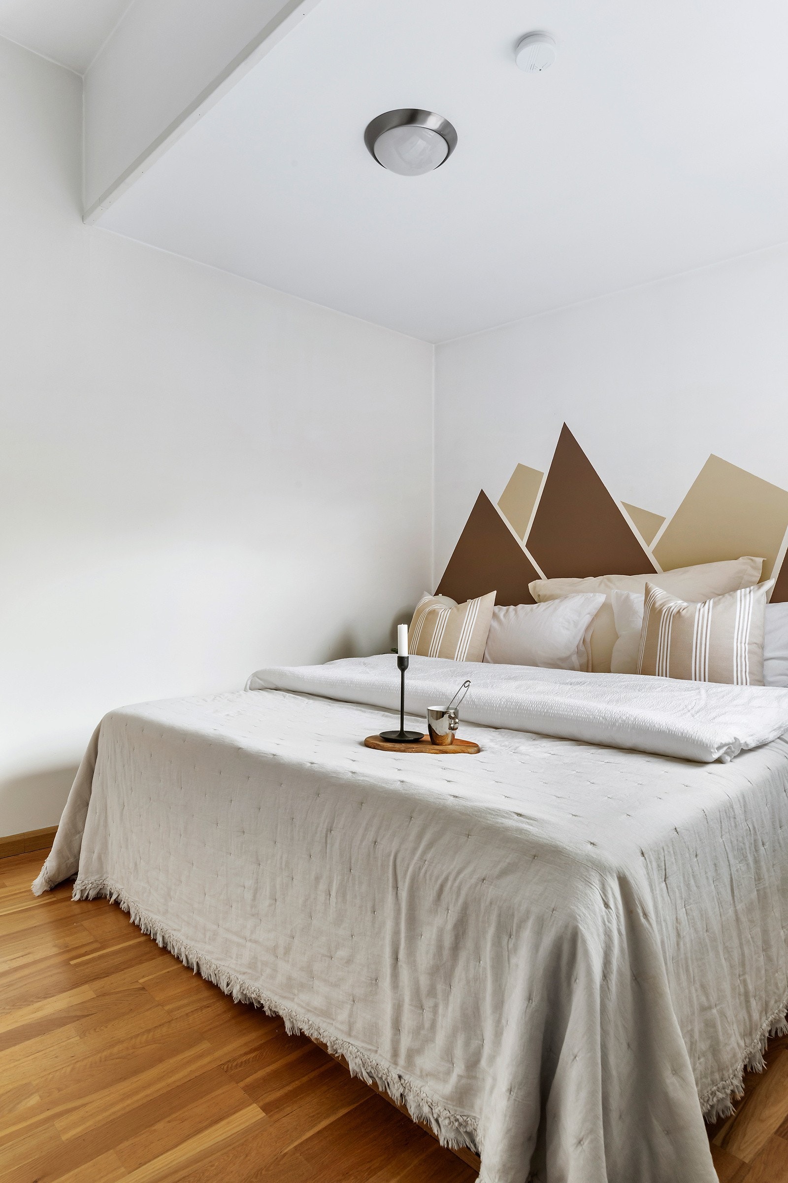 Kul kontrastvegg med malte fjell. Galleribilde