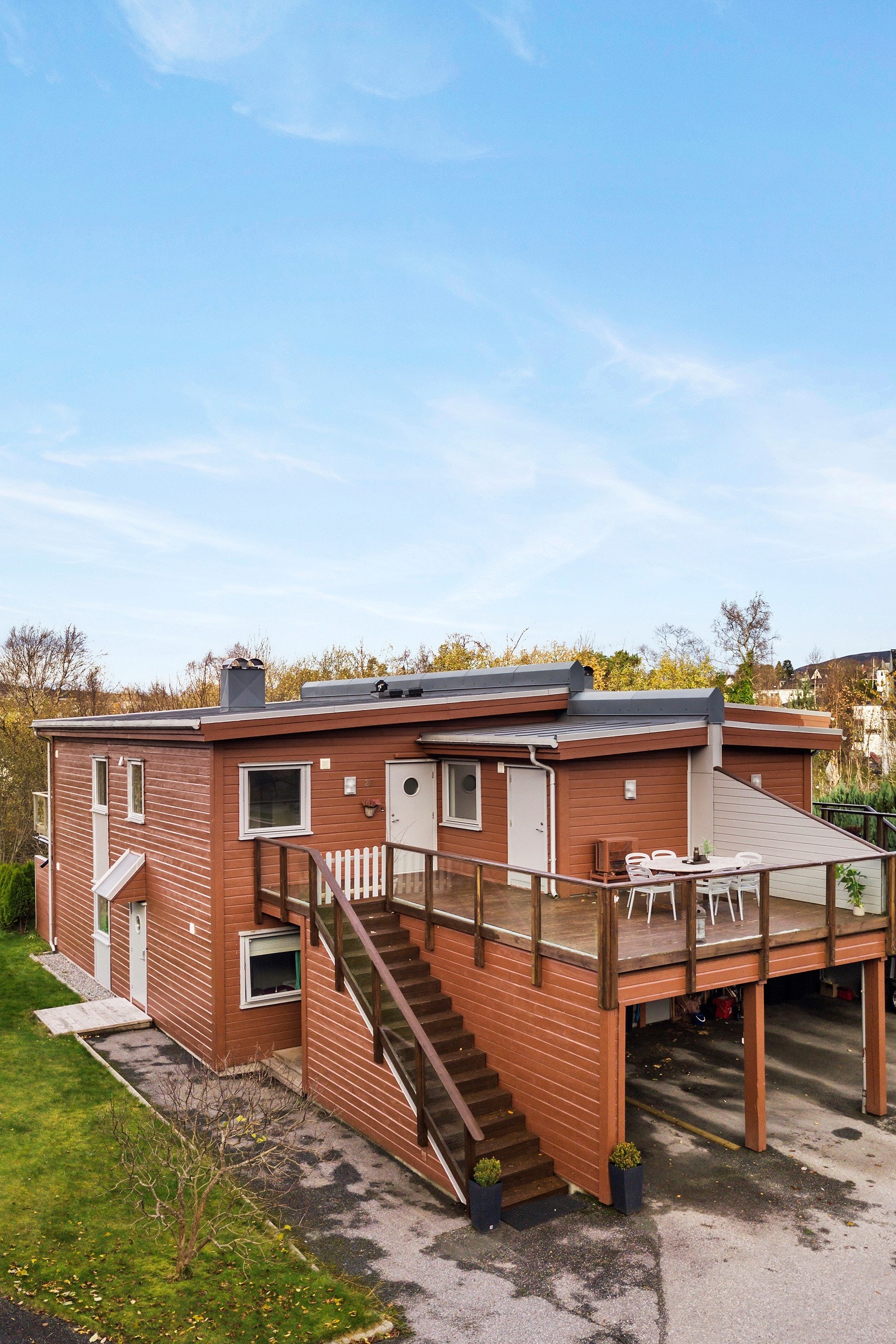 Her ser man inngangspariet til både første og andre etasje. I carporten er det lagt inn elbillading. Galleribilde