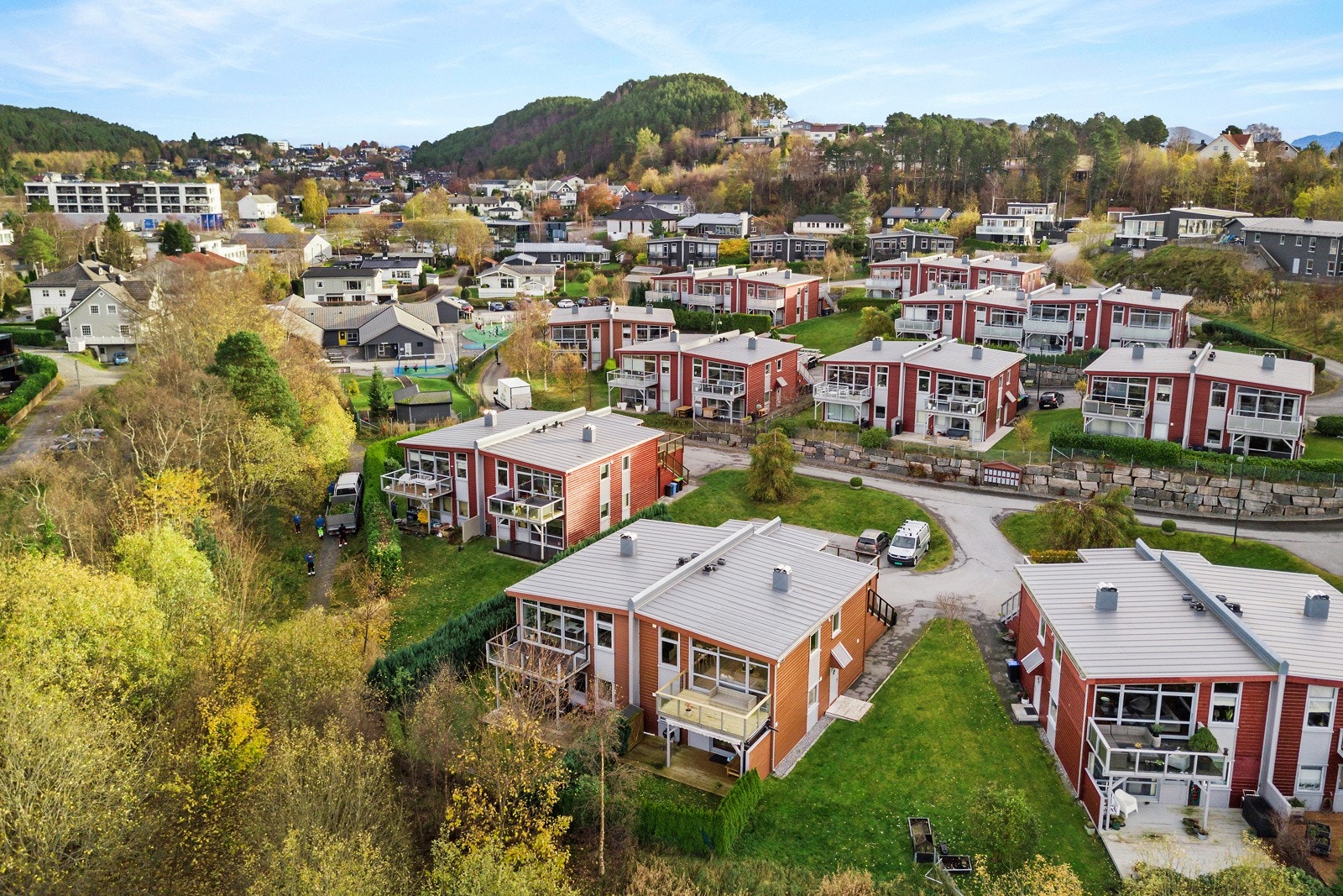 Eiendommen ligger fint til i feltet. Galleribilde