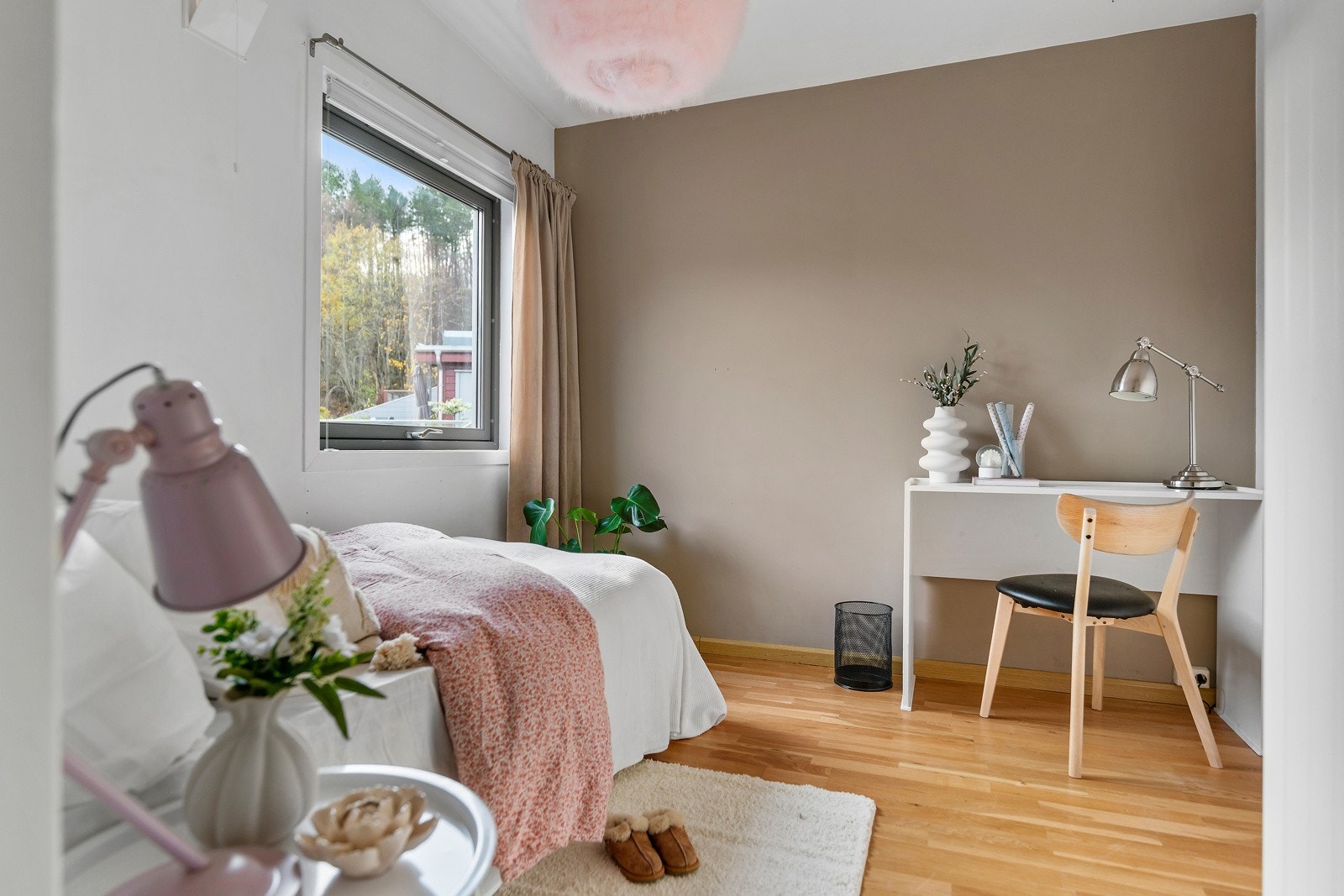 Det er tre soverom i andre etasje, alle med fin størrelse. Galleribilde