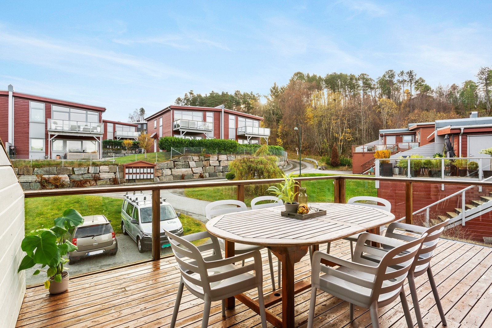 Det er stor terrasse også mot sørøst - her får man solen fra tidlig morgen og til tidlig kveld. Kveldssolen har man på fremsiden. Galleribilde