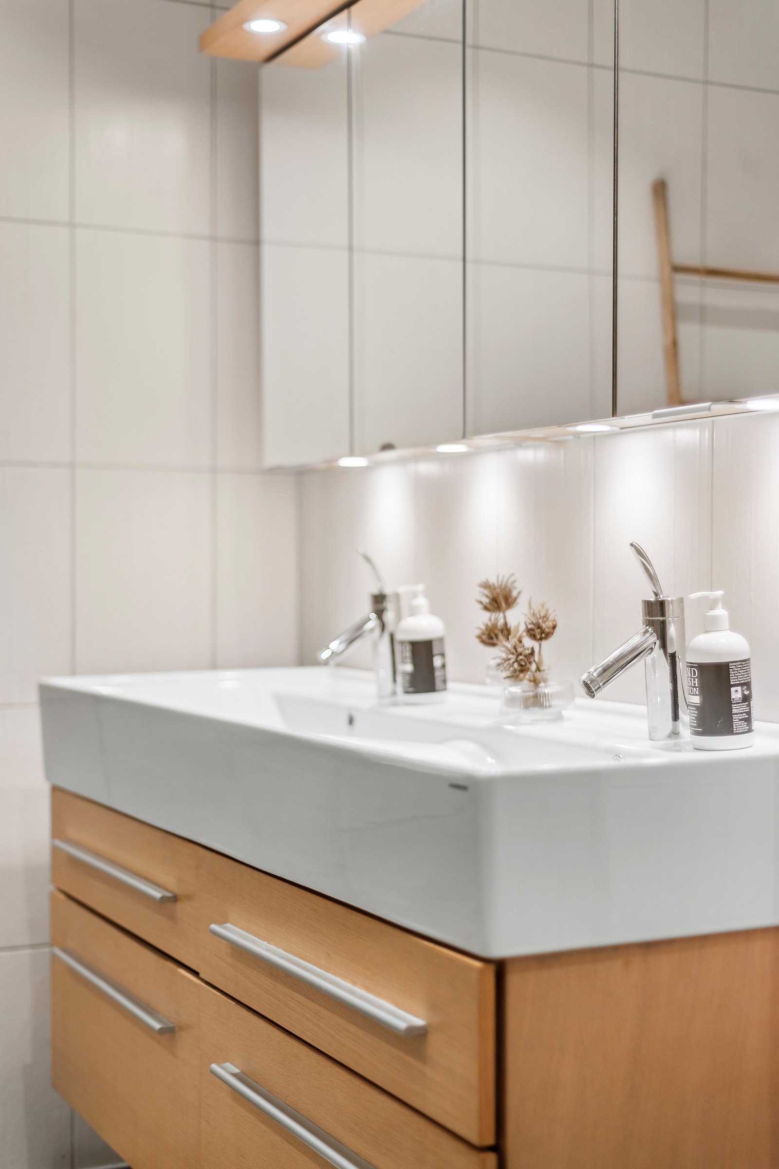 Innredningen har dobbel servant og det er speilskap med belysning. Galleribilde