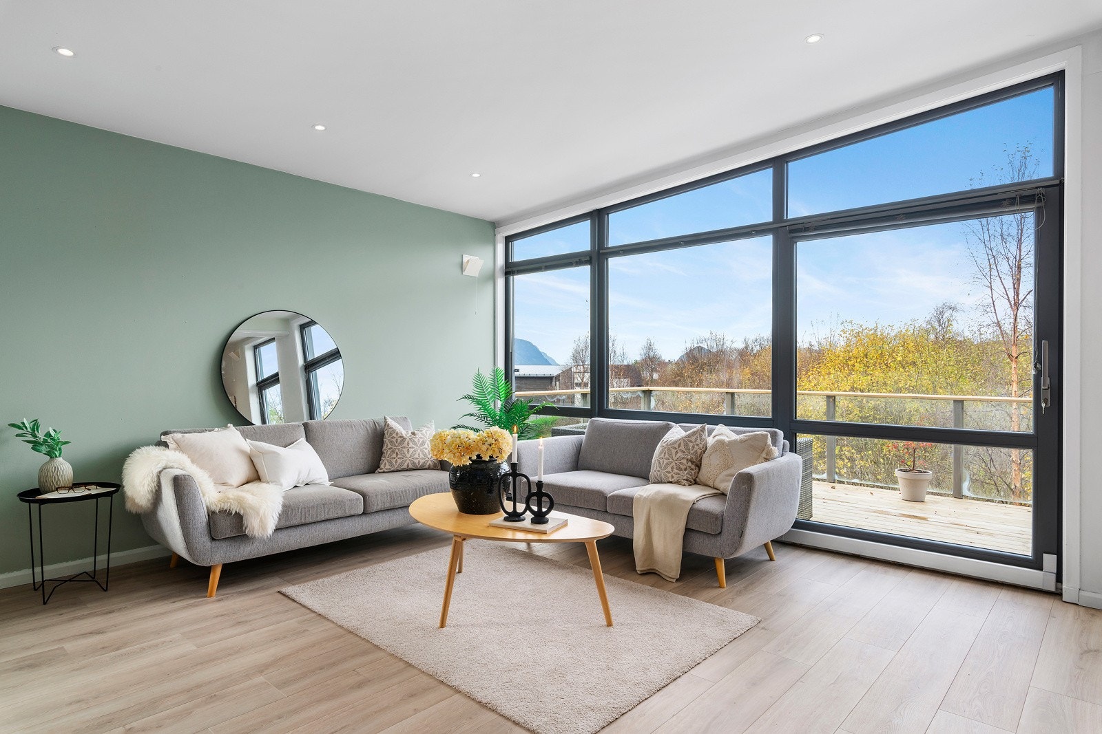 Det er store vindusflater fra gulv til tak som gir et unikt lysinnslipp. Galleribilde