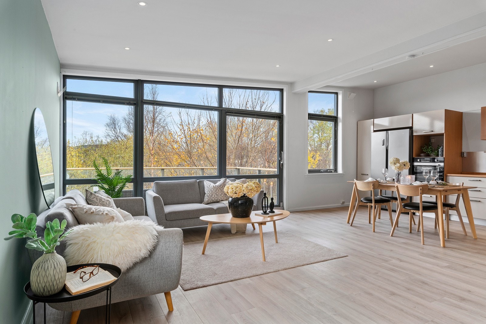 Det er downlights med LED i himling. Galleribilde