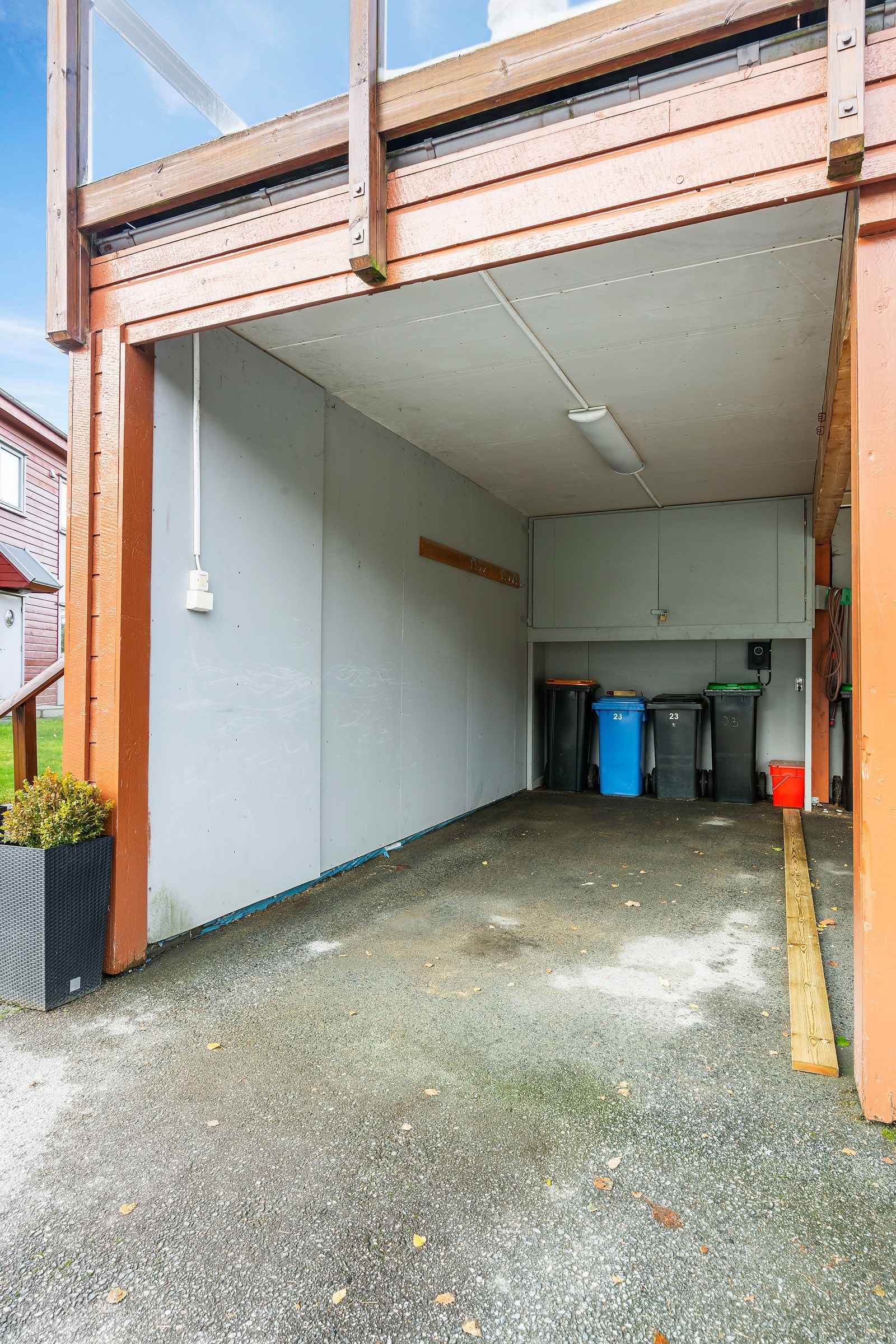 Carporten ligger på enden med enkel tilkomst til begge inngangsparti. Galleribilde