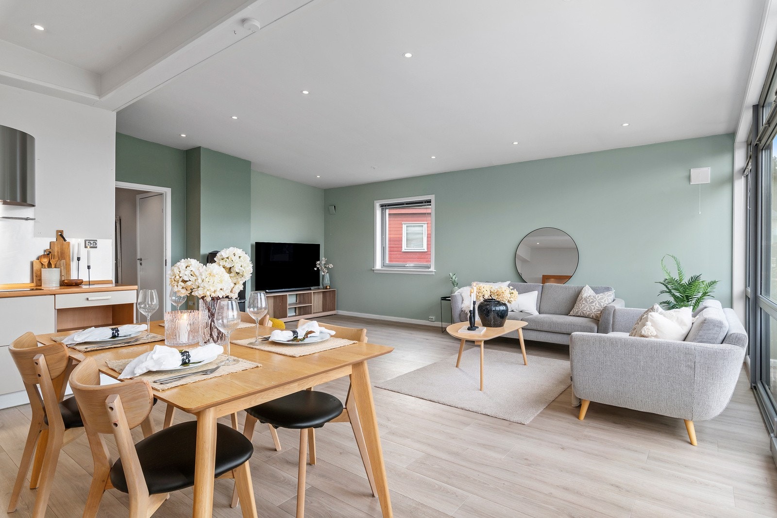 - og spisestue ved kjøkkenet. Galleribilde