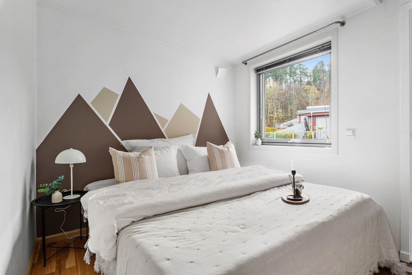 Soverom nummer to. Her er det god plass til dobbelseng, et nattbord og garderobe. Galleribilde