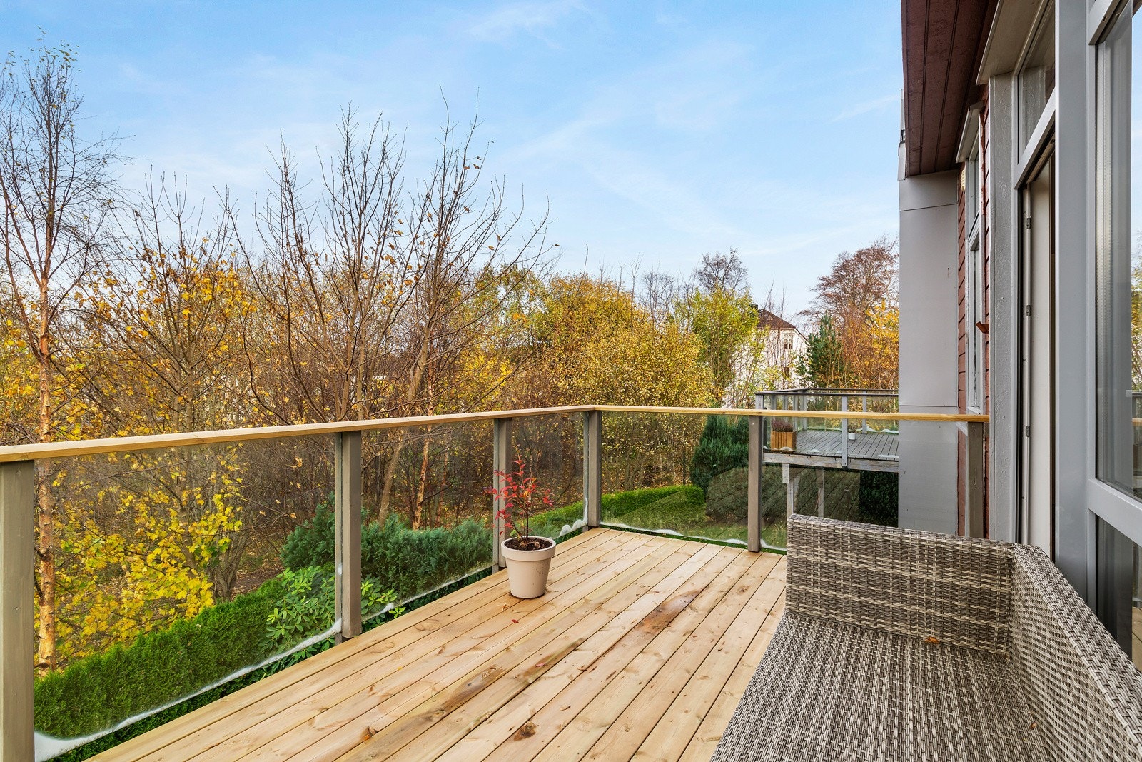 Verandaen er vestvendt og har svært gode solforhold. Her har man god plass til møblering. Galleribilde