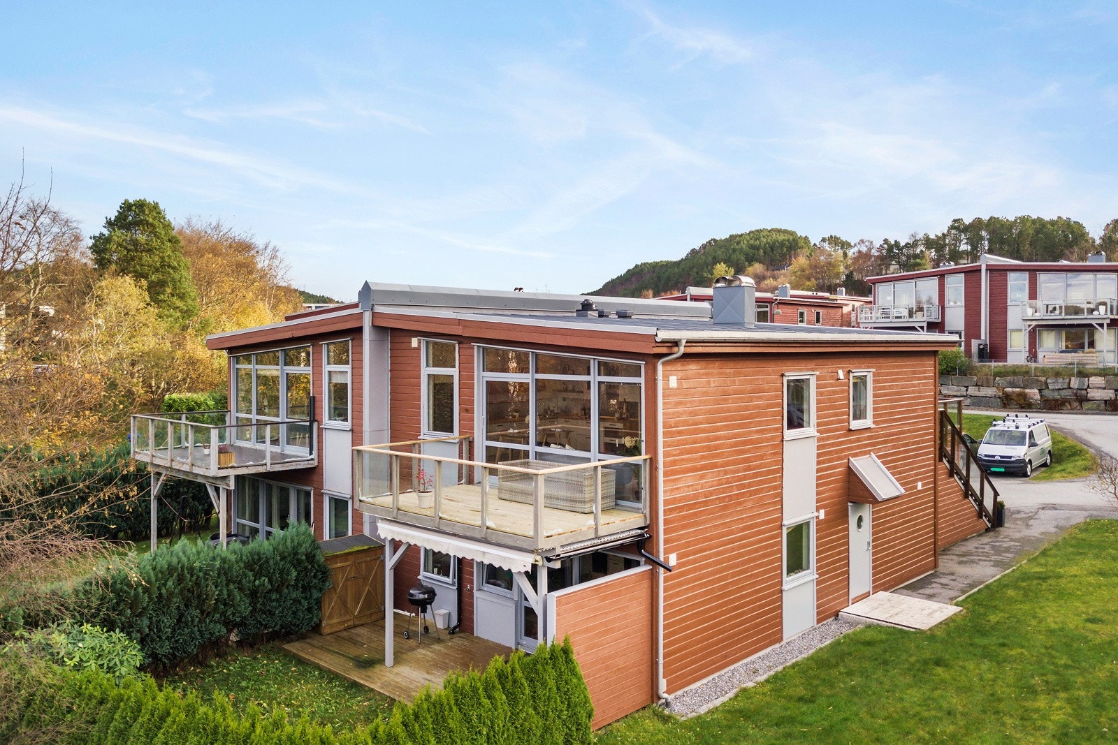 Eiendommen ligger i øverste etasje, samt i deler av første etasje. Galleribilde