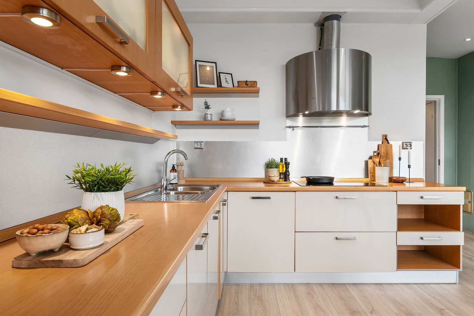 At det er åpen løsning mellom stue og kjøkken gir en sosial og fin løsning. Galleribilde