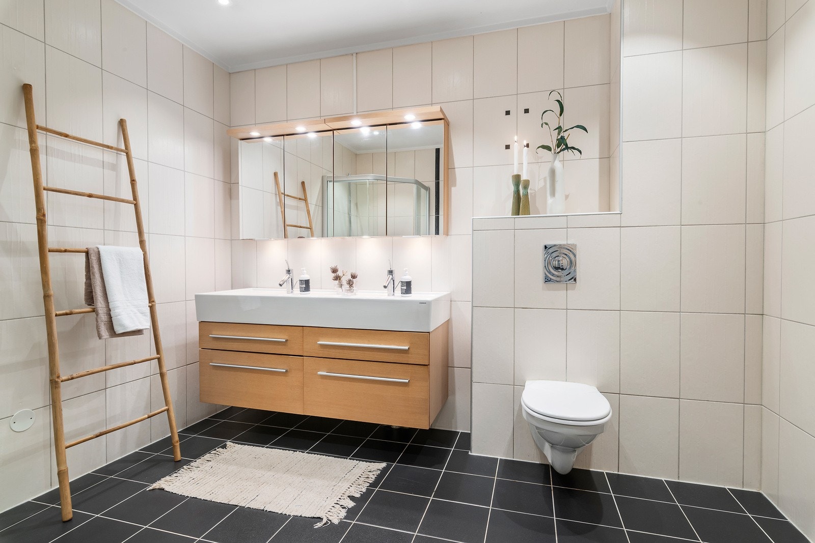 Badet har fin størrelse og et lunt flisevalg. Galleribilde