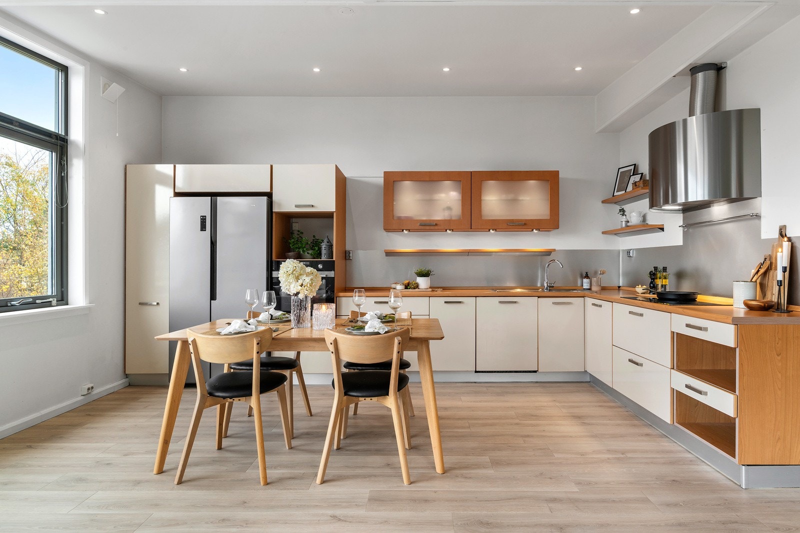 Kjøkkenet har godt med skap- og benkeplass. Et praktisk og pent kjøkken med gode arbeidsflater. Galleribilde