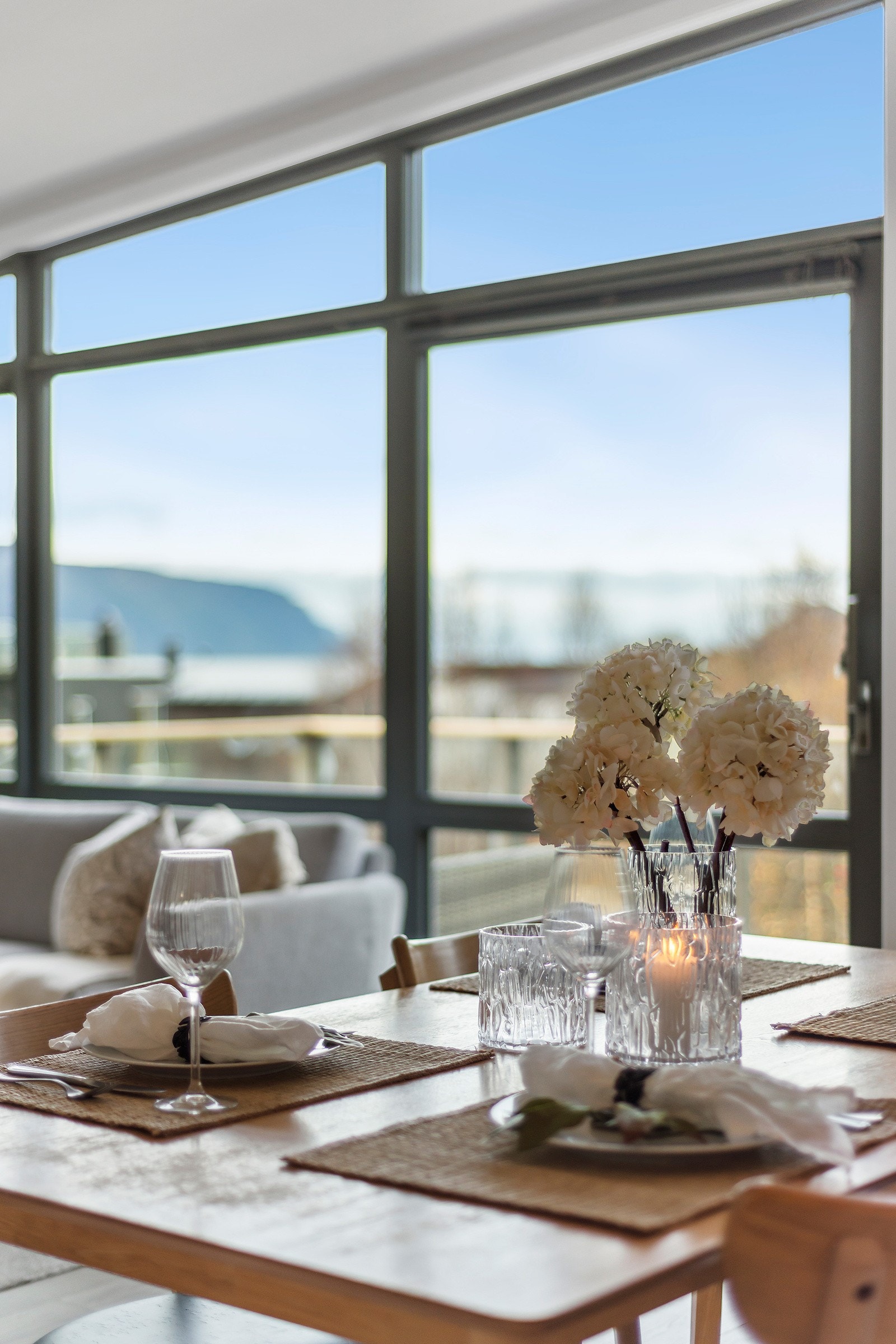 Det er fin utsikt til naturen rundt fra hele rommet. Galleribilde