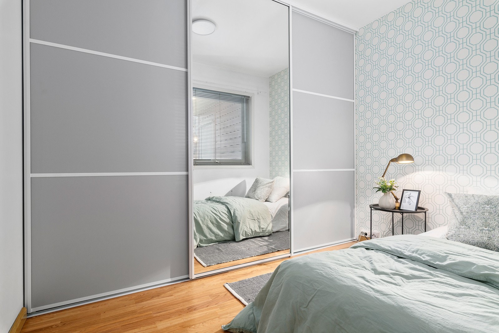 Romslig soverom med skyvedørsgarderobe. Galleribilde