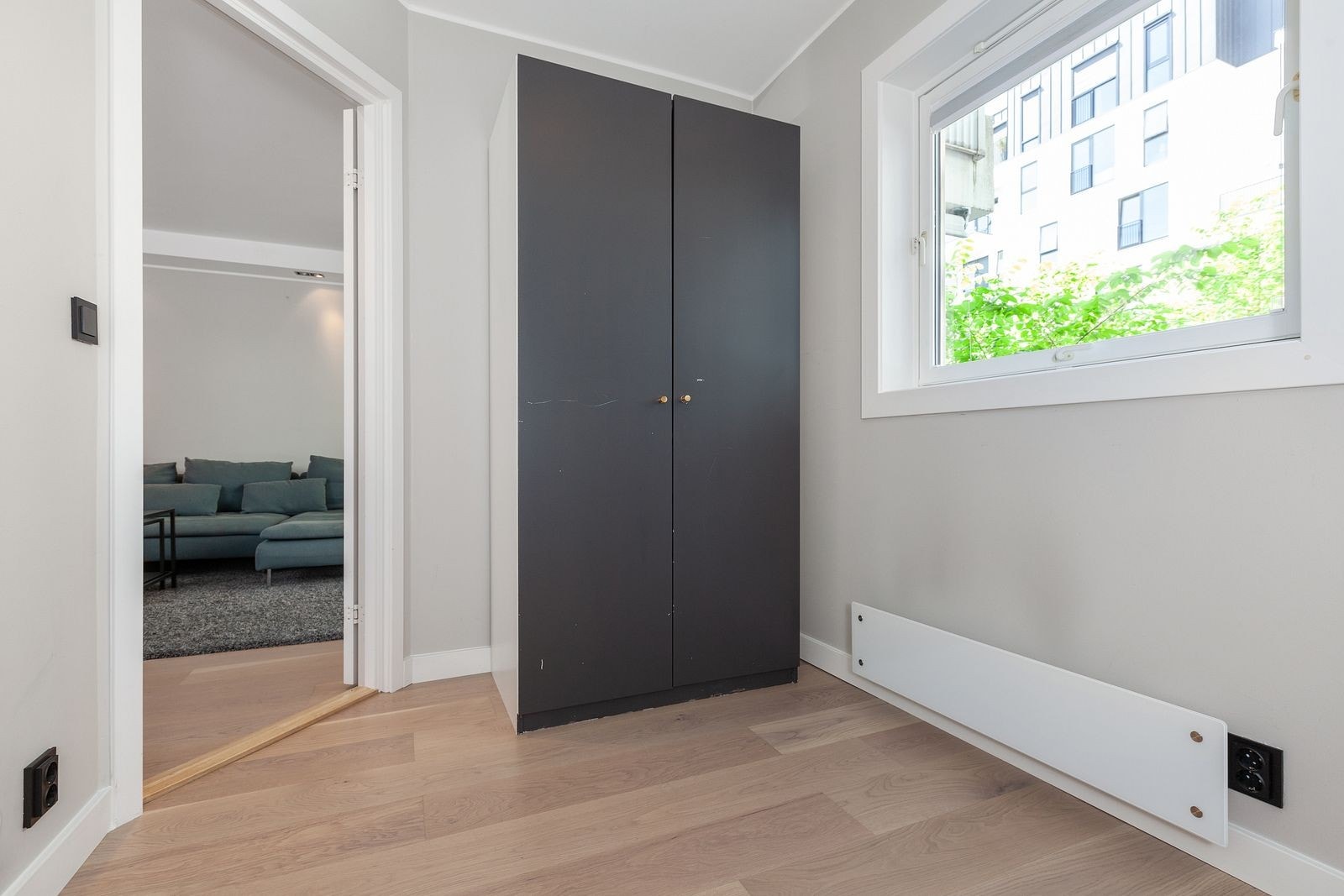 Soverom 2 med garderobeskap og plass til 120 cm seng (ikke inkl.). Galleribilde