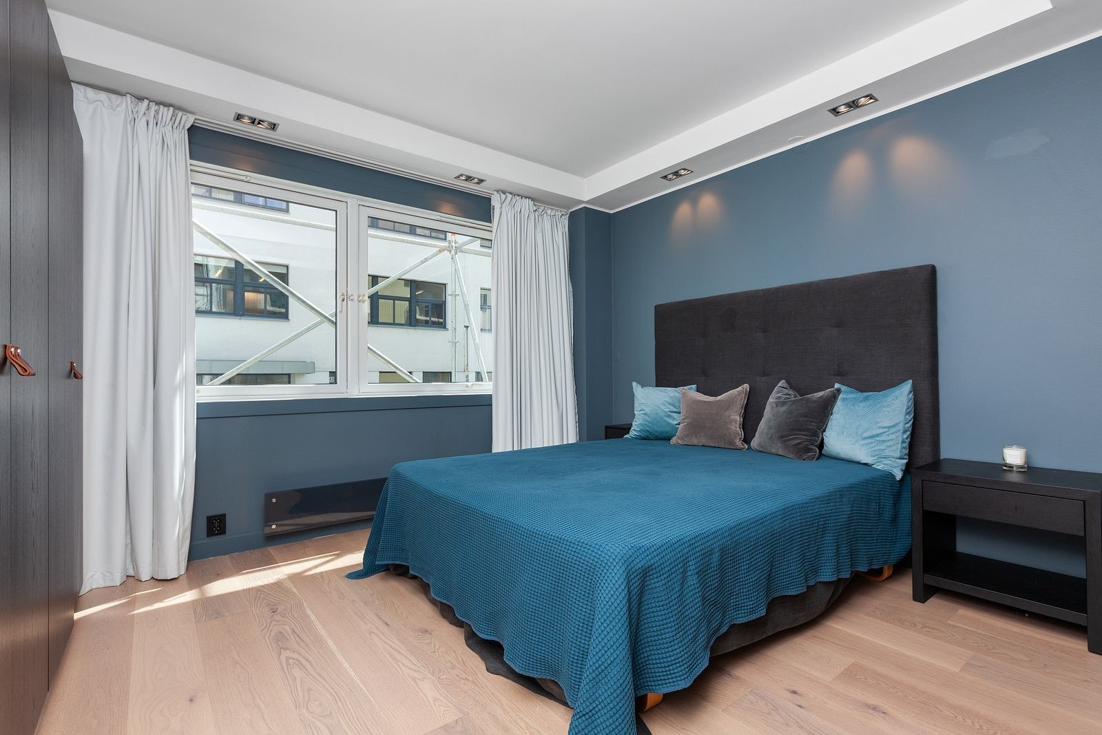 Pent og romslig hovedsoverom med dobbeltseng, nattbord og garderobeskap. Galleribilde