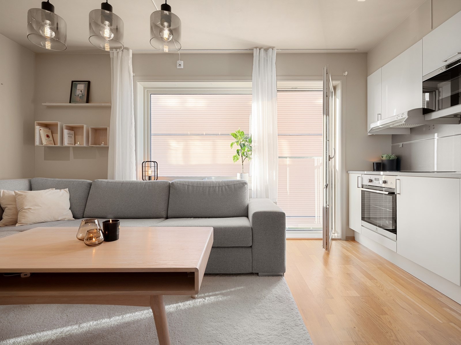 En lys og tiltalende 2-roms med arealeffektiv planløsning i moderne bygg fra 2013. Galleribilde