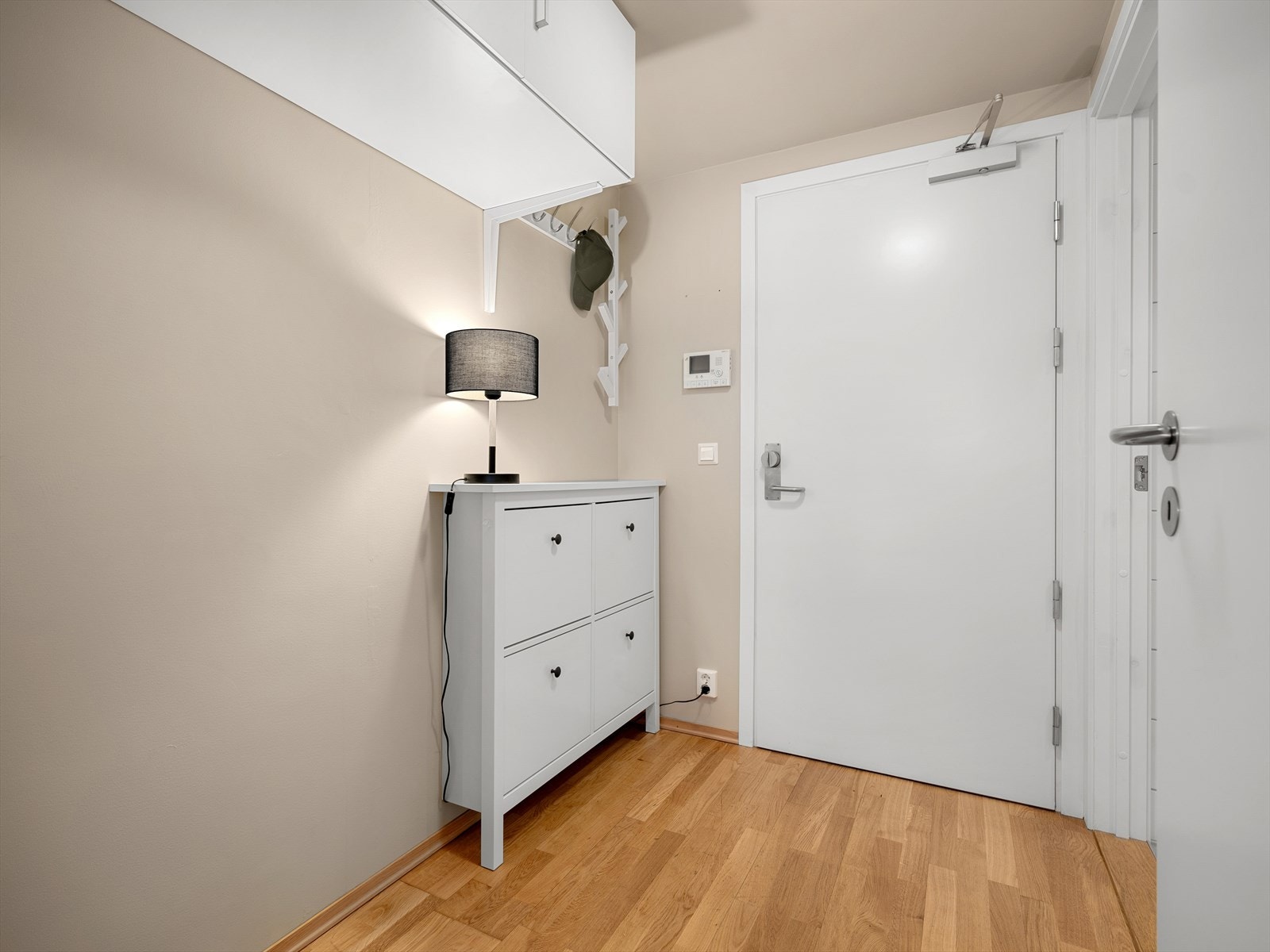 Det er mulig å montere større garderobeskap i entréen om ønskelig. Galleribilde