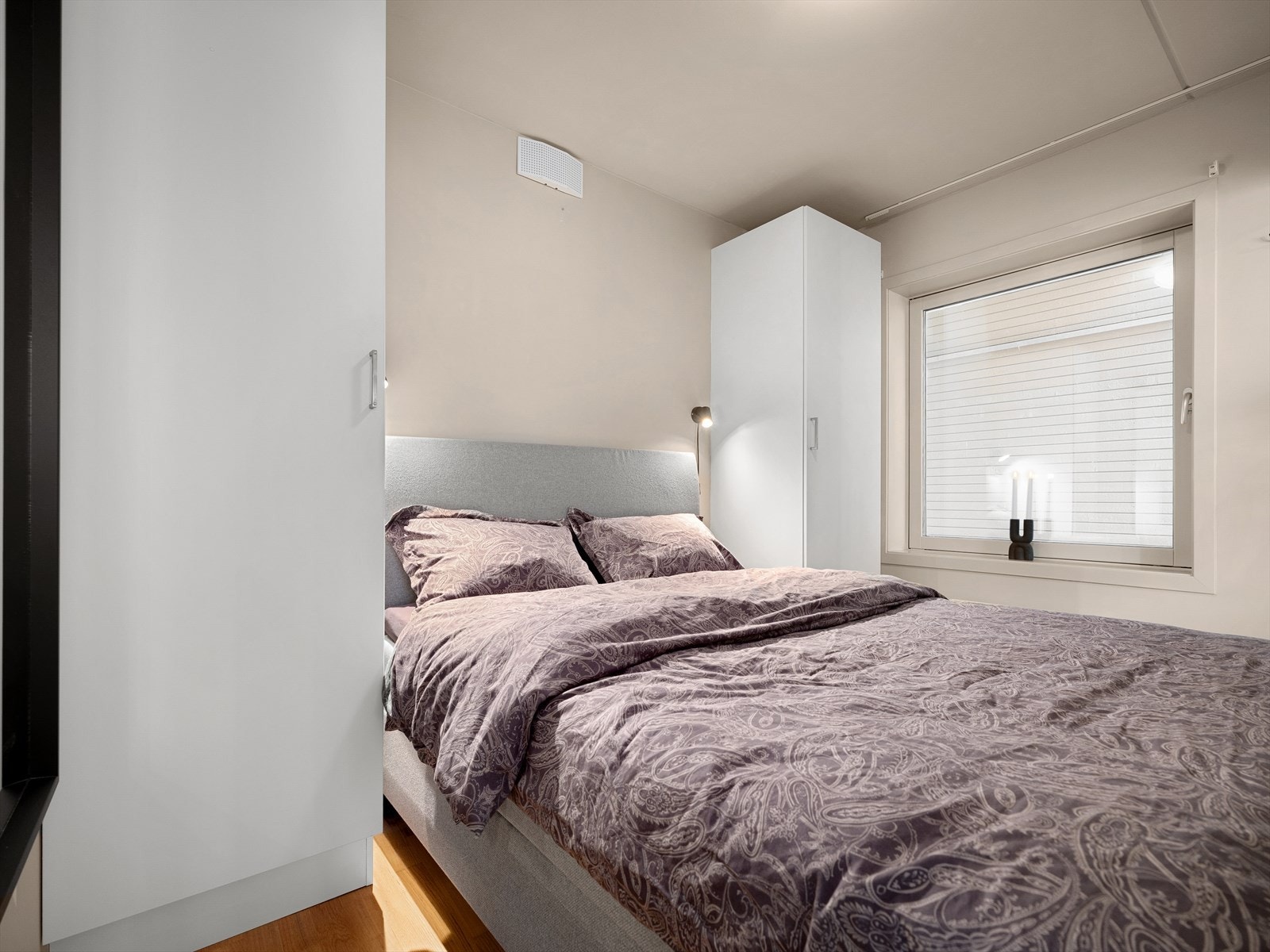 Soverommet er av god størrelse med plass til dobbeltseng og garderobeløsning. Galleribilde