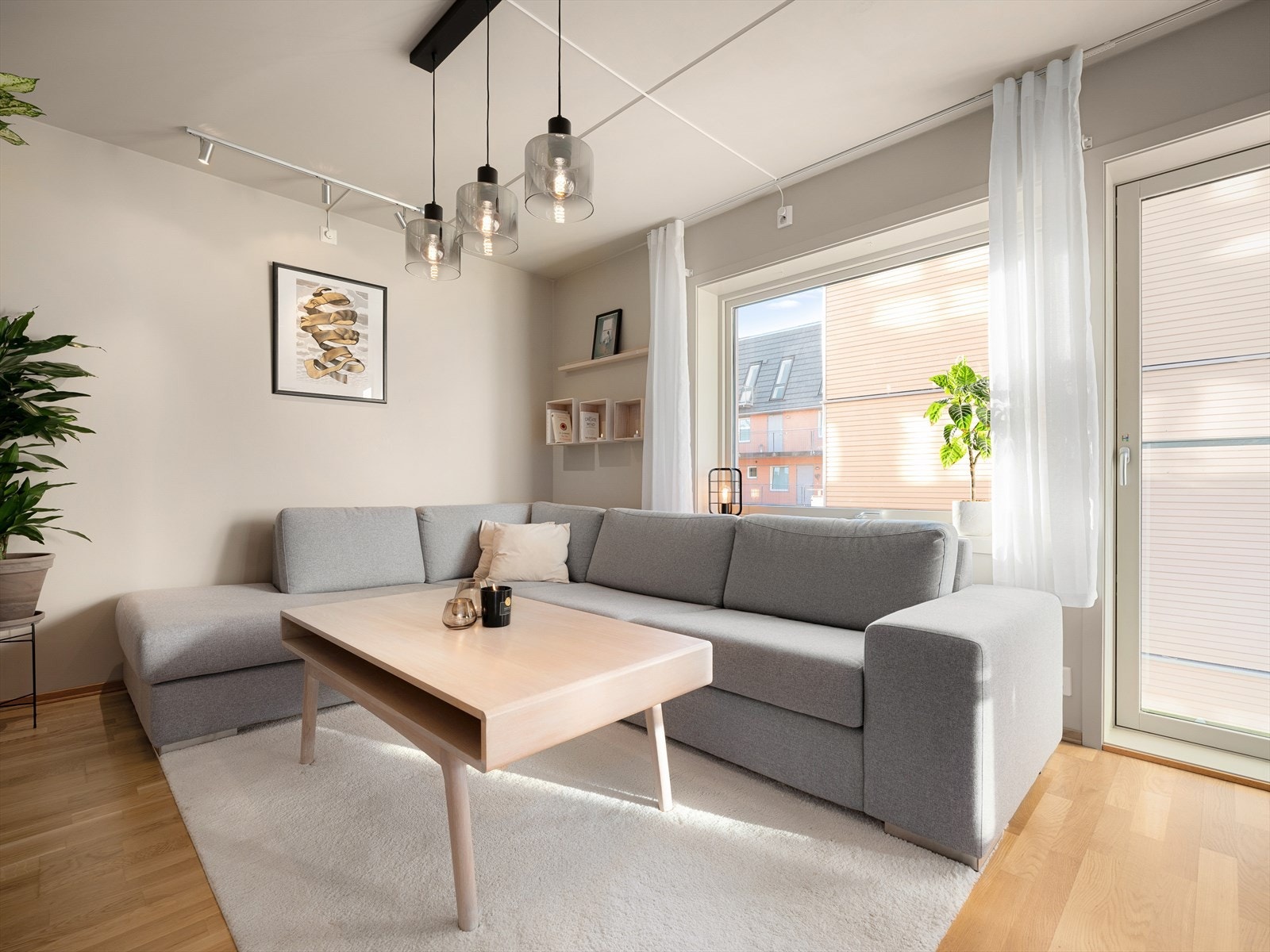 Leiligheten har lave felleskostnader på kr. 2042,- /mnd. og inkluderer blant annet fyring, varmtvann og internett. Galleribilde