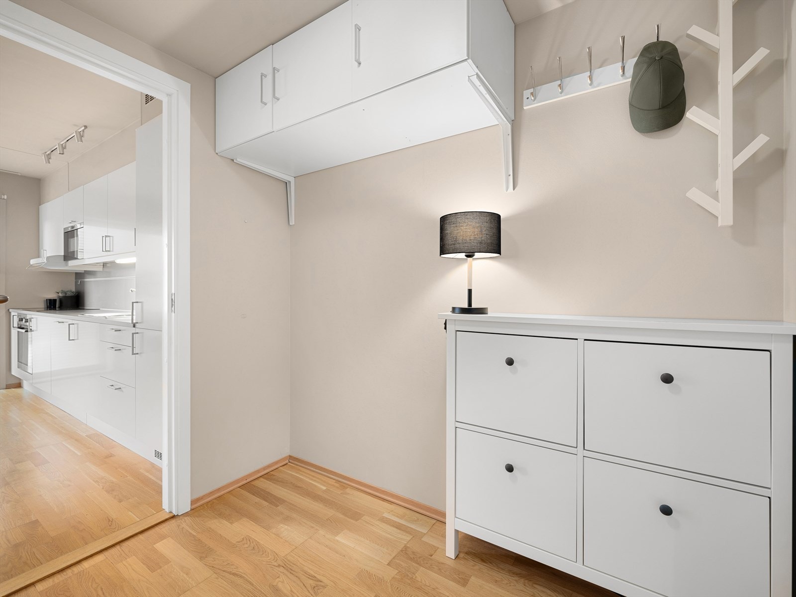 Mellomgangen er romslig, og har tidligere fungert utmerket som hjemmekontor. Galleribilde