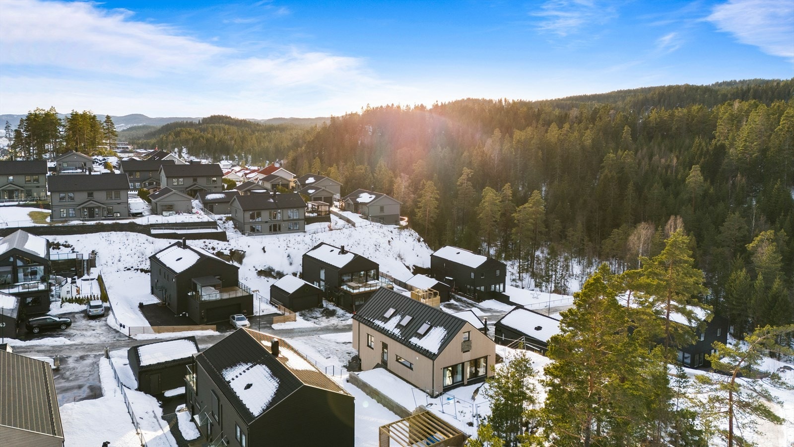 Boligen ligger tett på marka med flotte turområder året rundt! Galleribilde