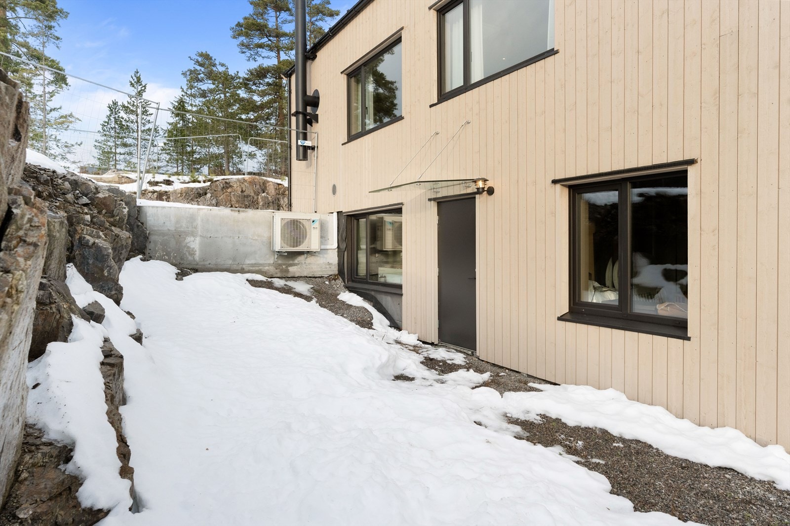Hybelen har egen inngang. Galleribilde