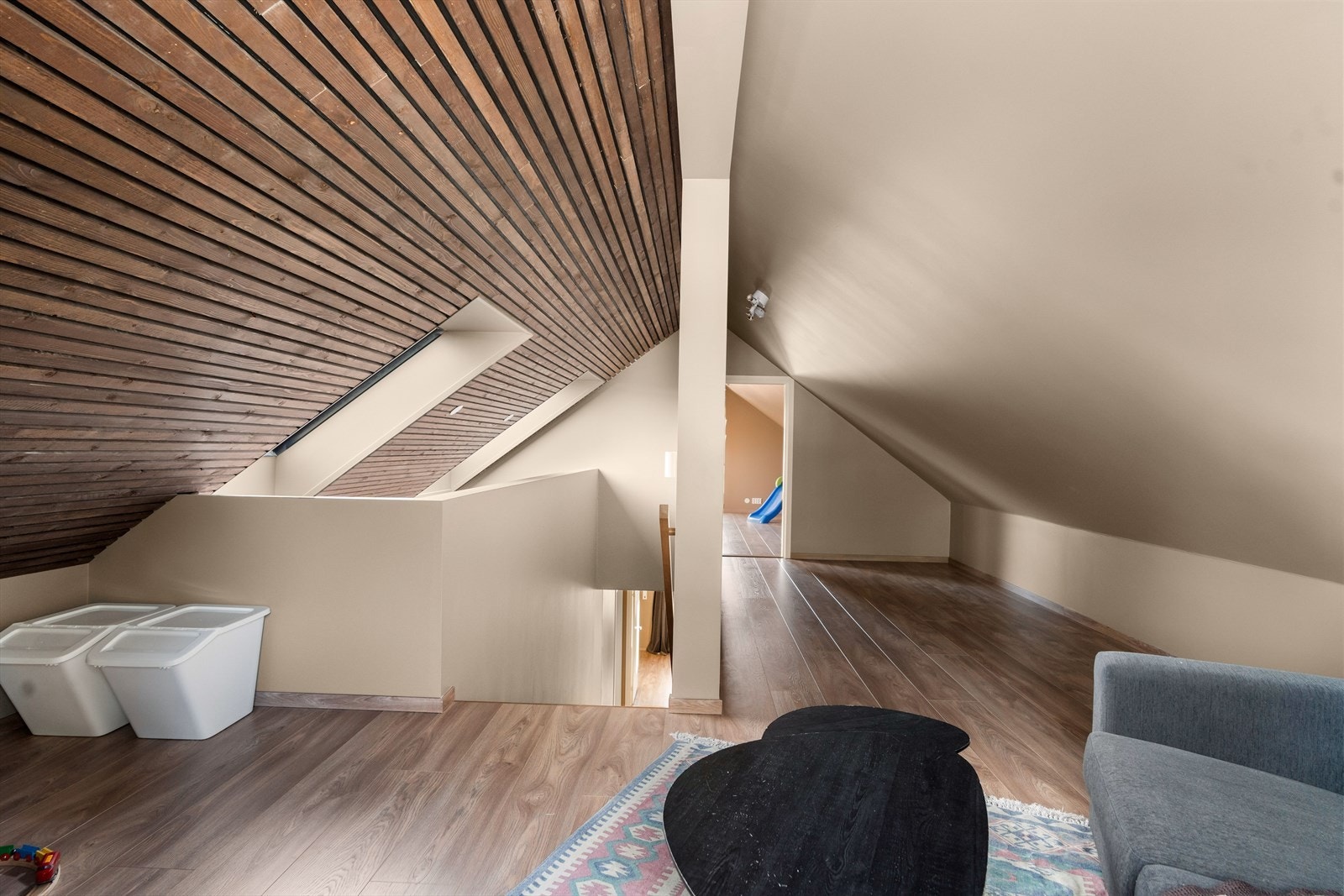 Spilene i taket er ikke bare for å få et stilig uttrykk, men er også med på å dempe akustikken. Galleribilde