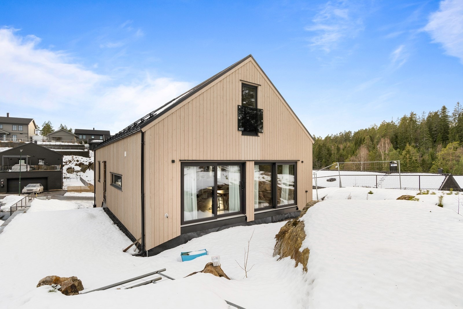 Eiendommen har en romslig og solrik tomt med mange muligheter! Galleribilde