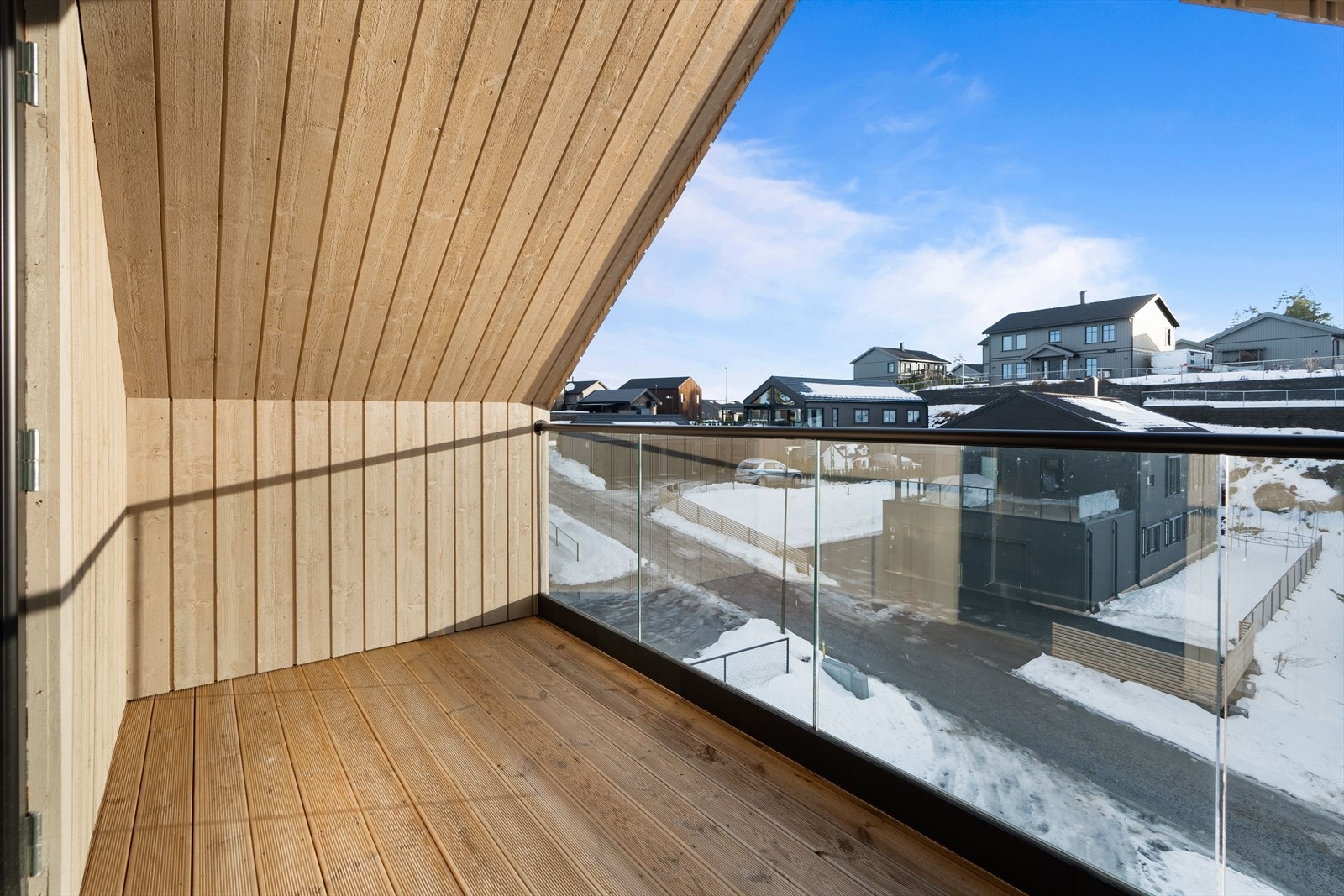 Verandaen er overbygget og har glassrekkverk. Her er det god plass til en hyggelig sittegruppe! Galleribilde
