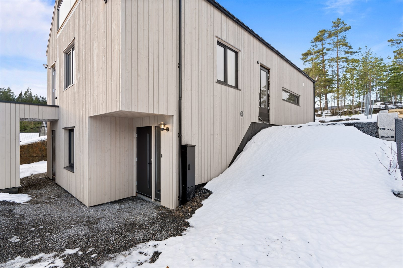 Inngangsparti med utebelysning. Galleribilde