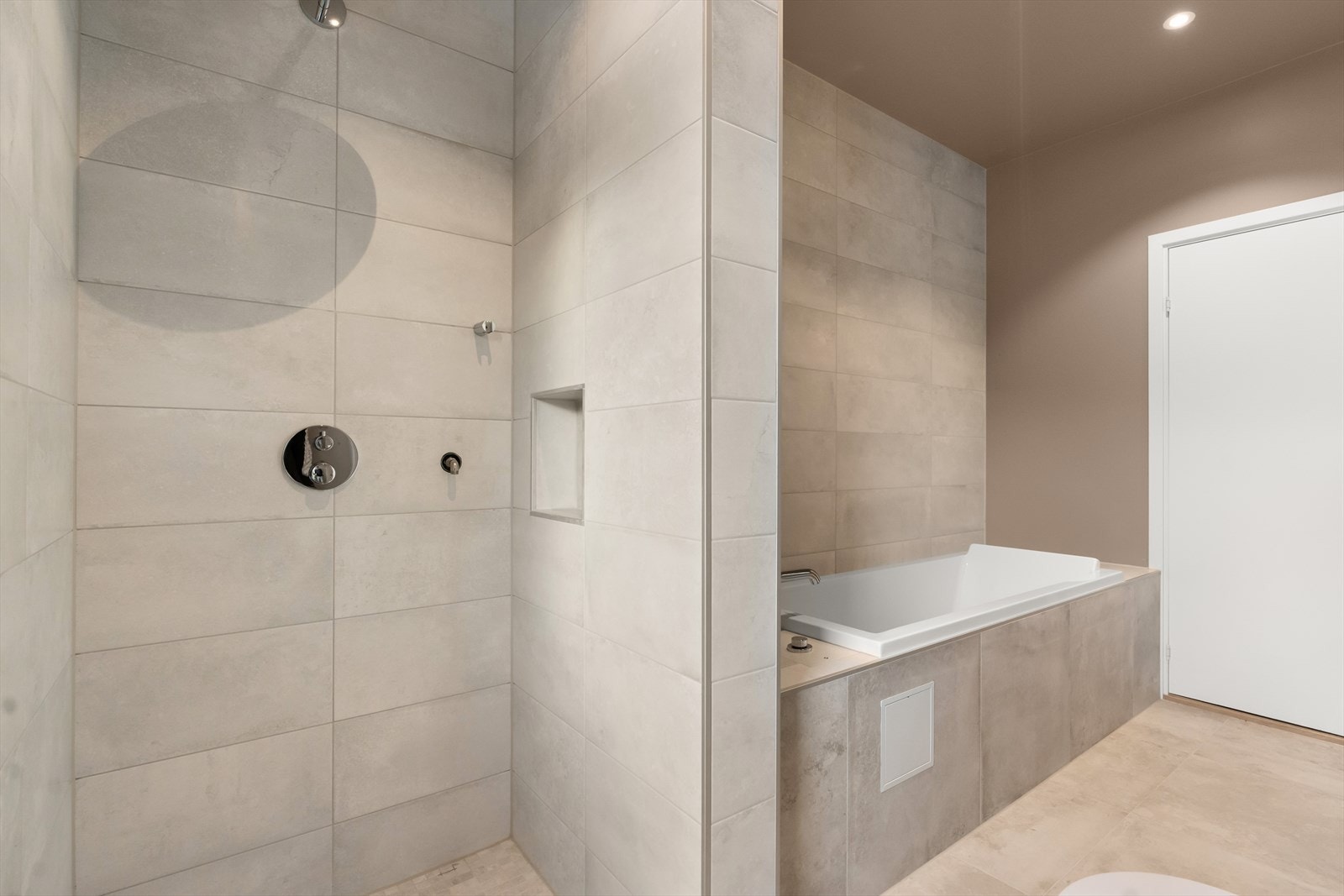 Badet har både dusjnisje og et deilig badekar for spafølelsen i eget hjem! Galleribilde