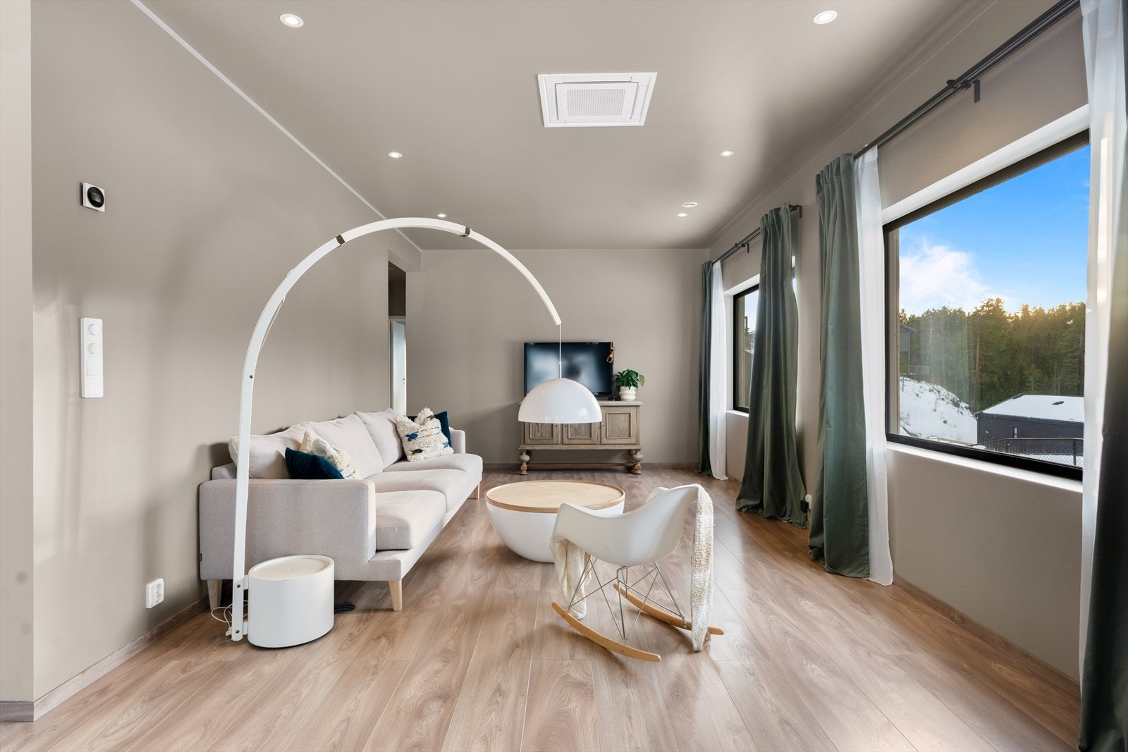 Veggene og himlingen er malt i samme fargetone for et helhetlig uttrykk, i tillegg er det downlights i himlingen og 1-stavs laminatgulv. Galleribilde
