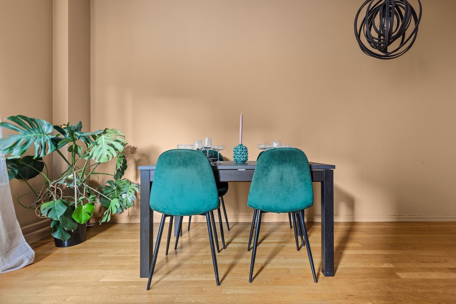 Stuen er nymalt i 2025 med lyse og fine farger. Galleribilde