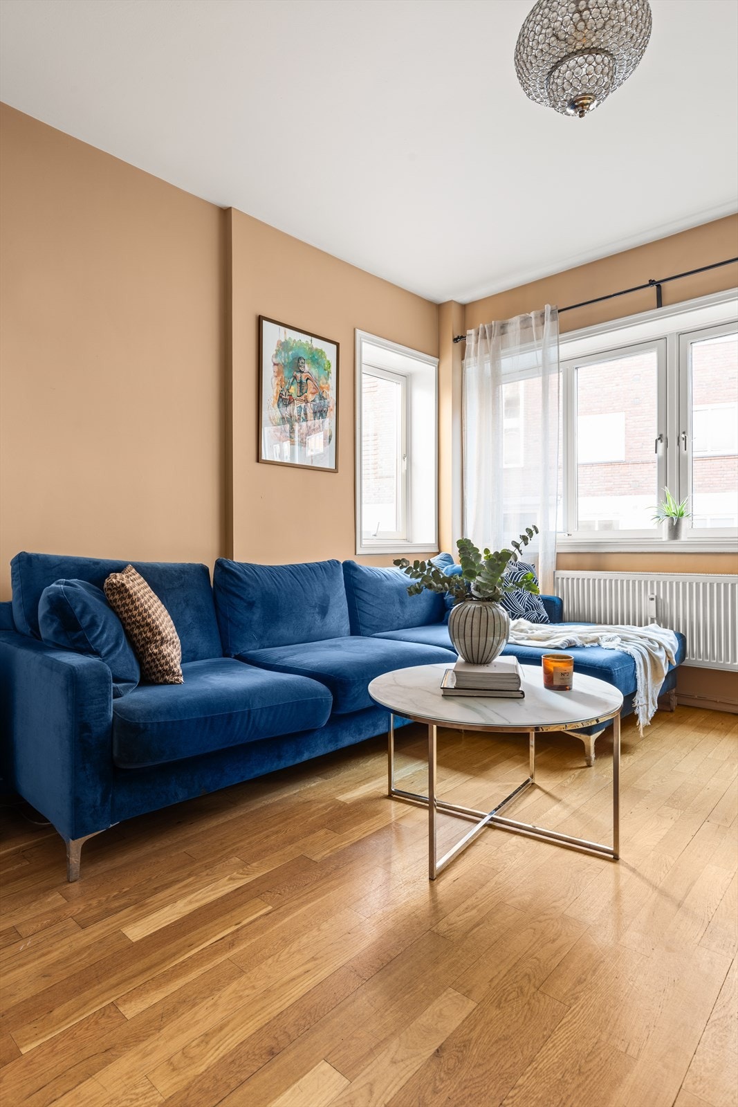 Leiligheten fremstår som lys og luftig med en gjennomgående planløsning og generøs takhøyde på 2,62m. Galleribilde