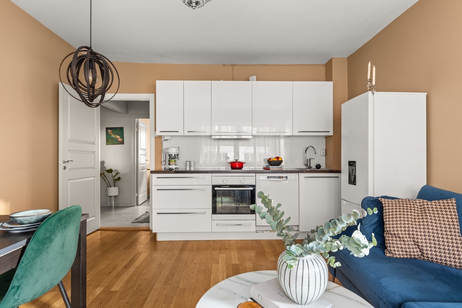 Lys og fin 3-roms | Delikat bad fra 2025 | Varmtvann og fyring inkl | Høy og usjenert 1etg | Rolig gate | Felles bakgård Galleribilde