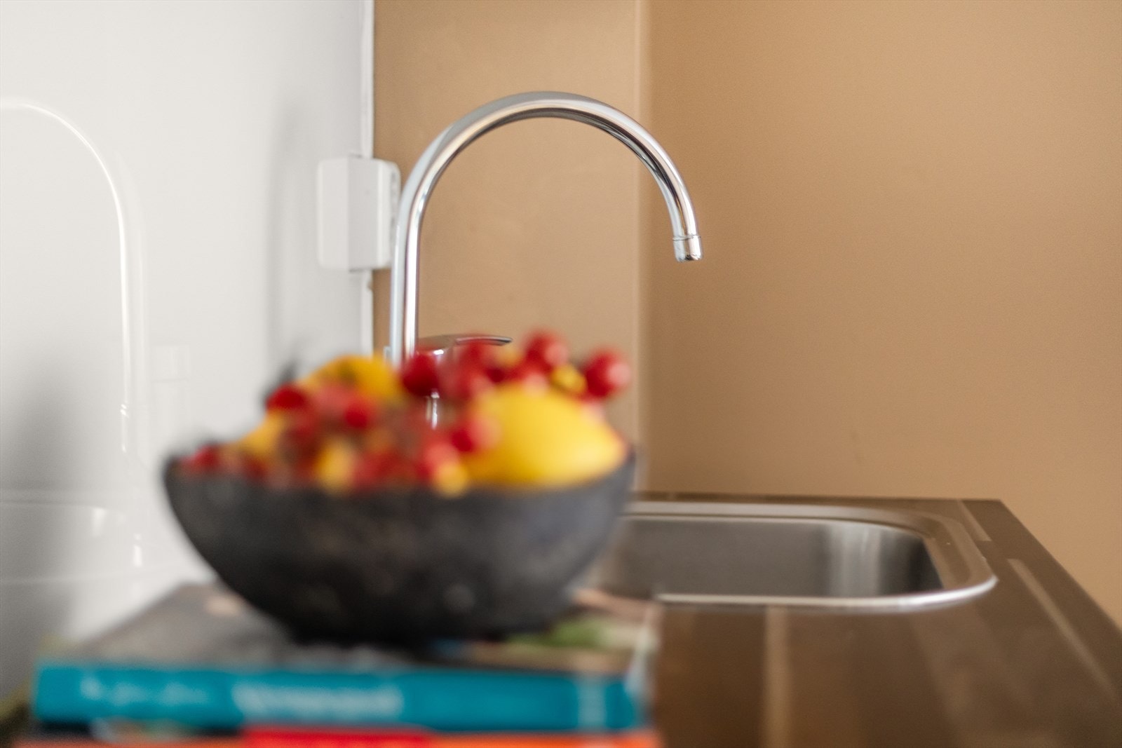 Kjøkkenet har godt med skap og benkeplass, integrerte og frittstående hvitevarer. Galleribilde